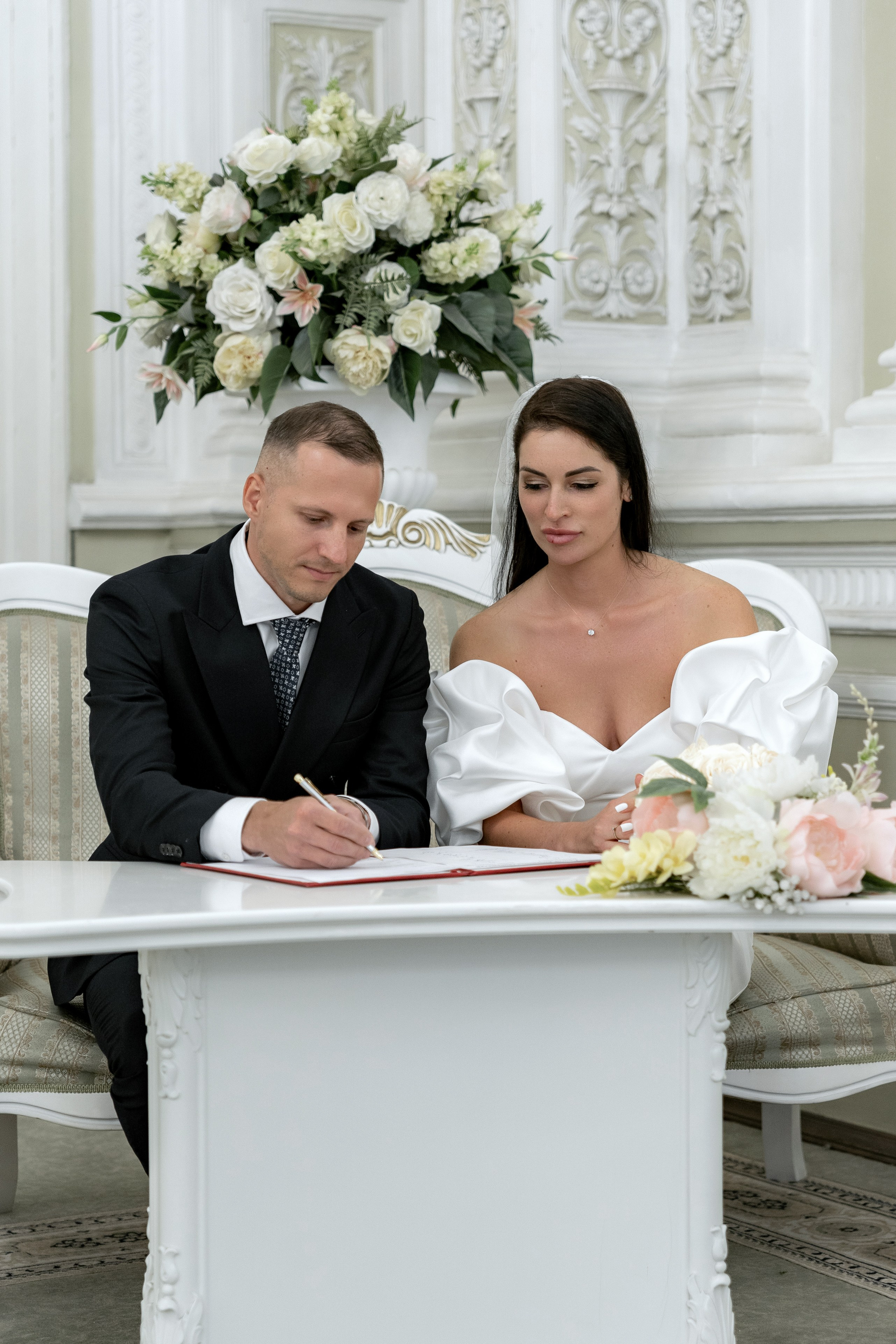 Жених и невеста ставят подписи во дворце бракосочетания №1 