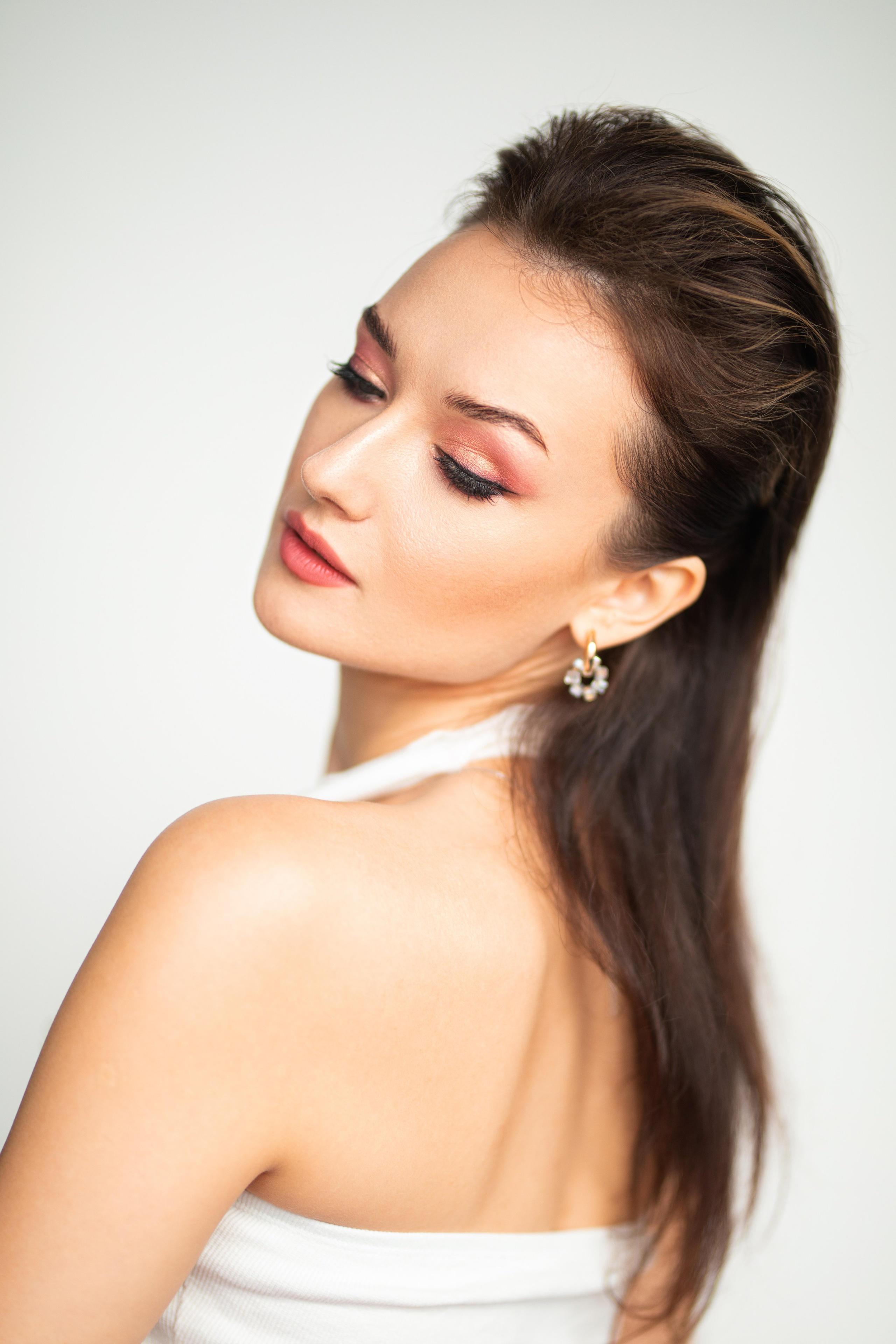 Студийный фотосет с Анастасией в минимальном интерьере в формате для «себя»