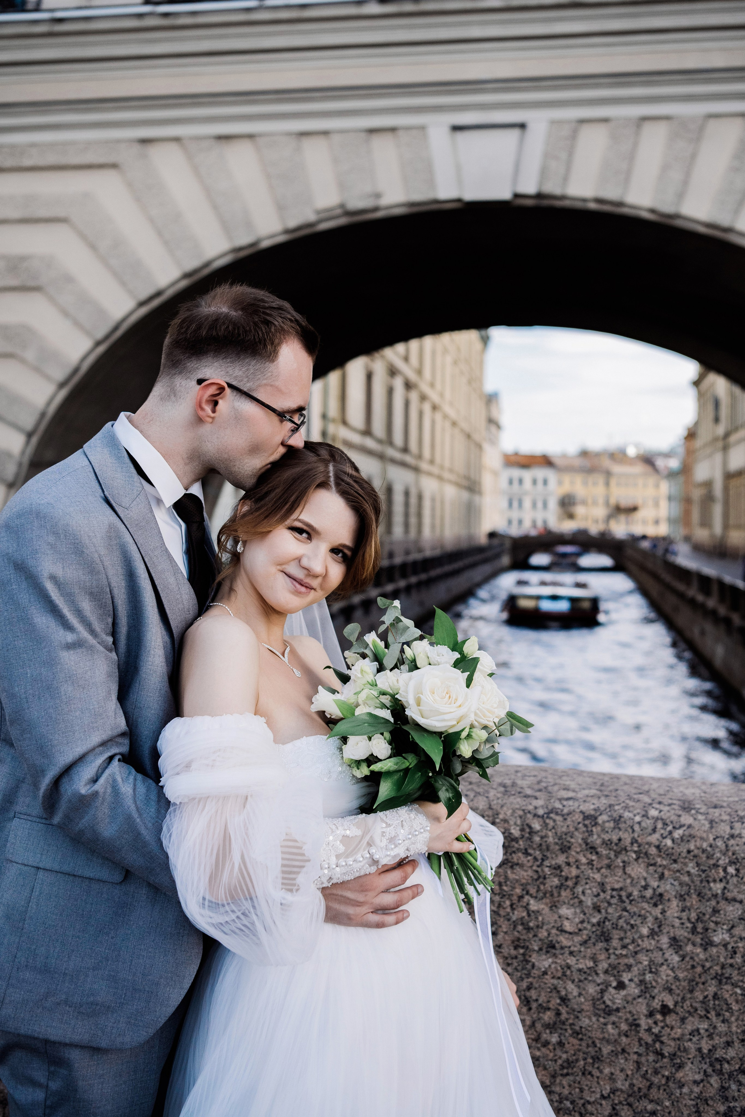 Жених и невеста у Зимней канавки — свадебное фото с видом на набережную