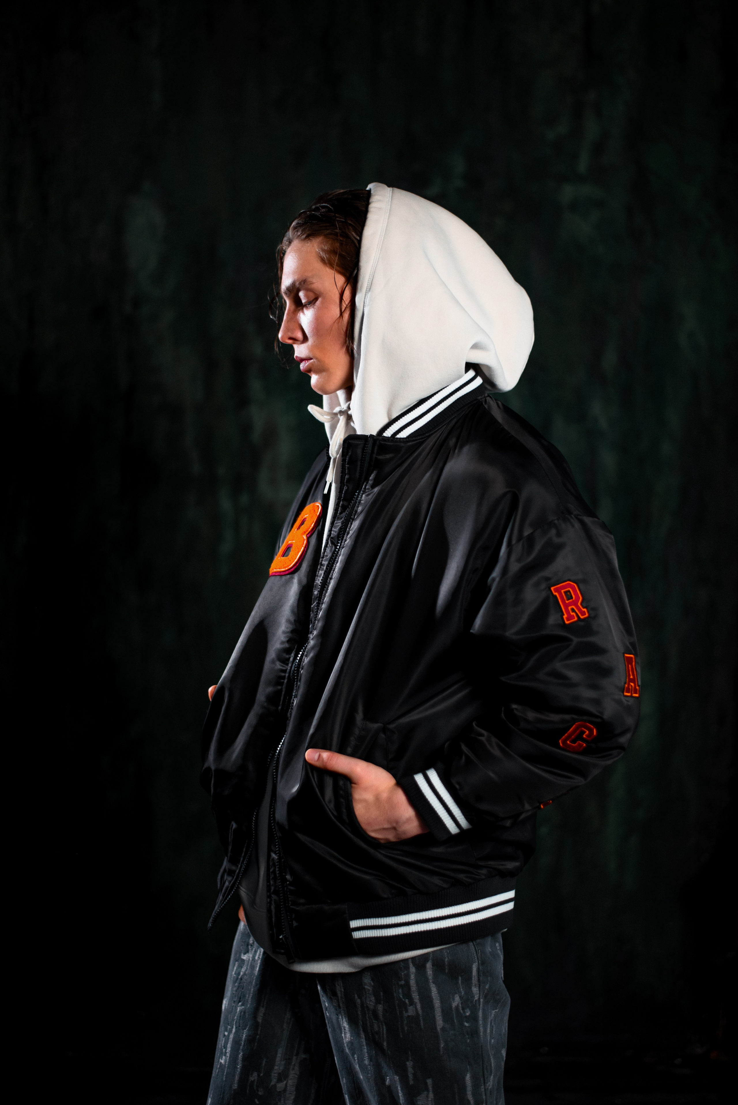 Парень модель в худи и куртке бомбере