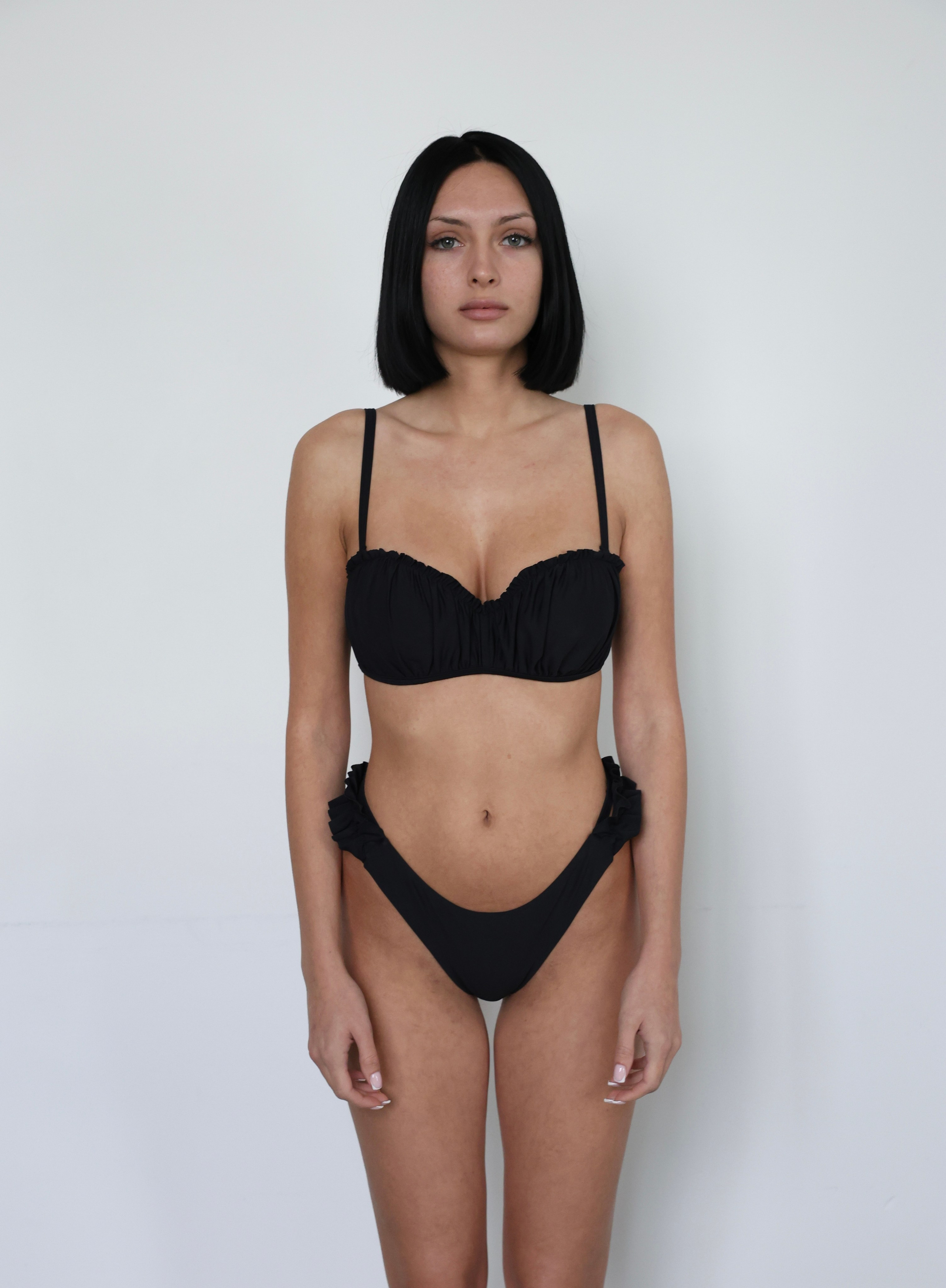 Снепы девушки модели в черном купальнике