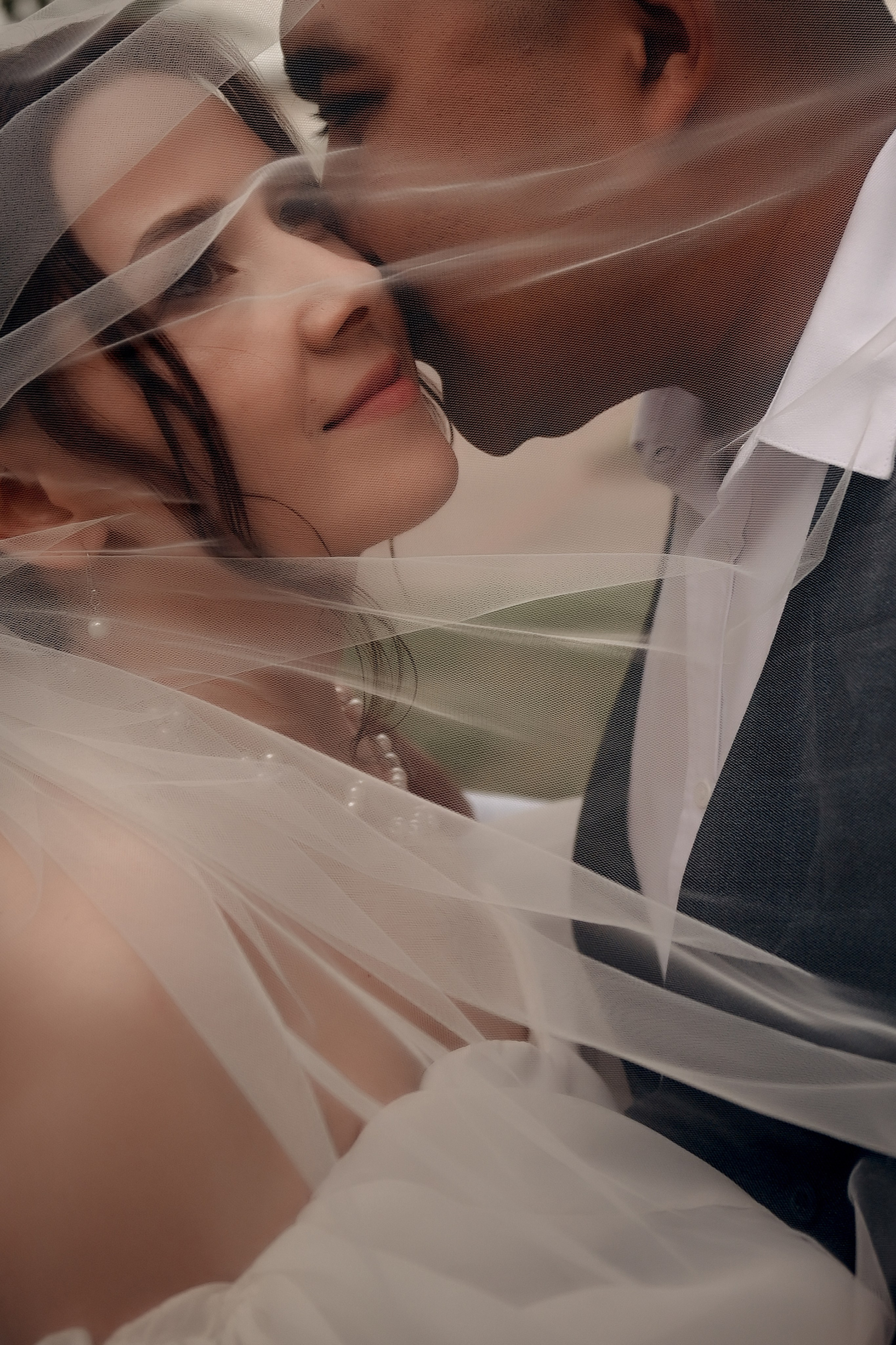 Небольшая свадебная серия в музее и прогулкой под дождем Эльмиры и Ризата. Свадебный, семейный, детский, контент фотограф в Омске Максим Ильин