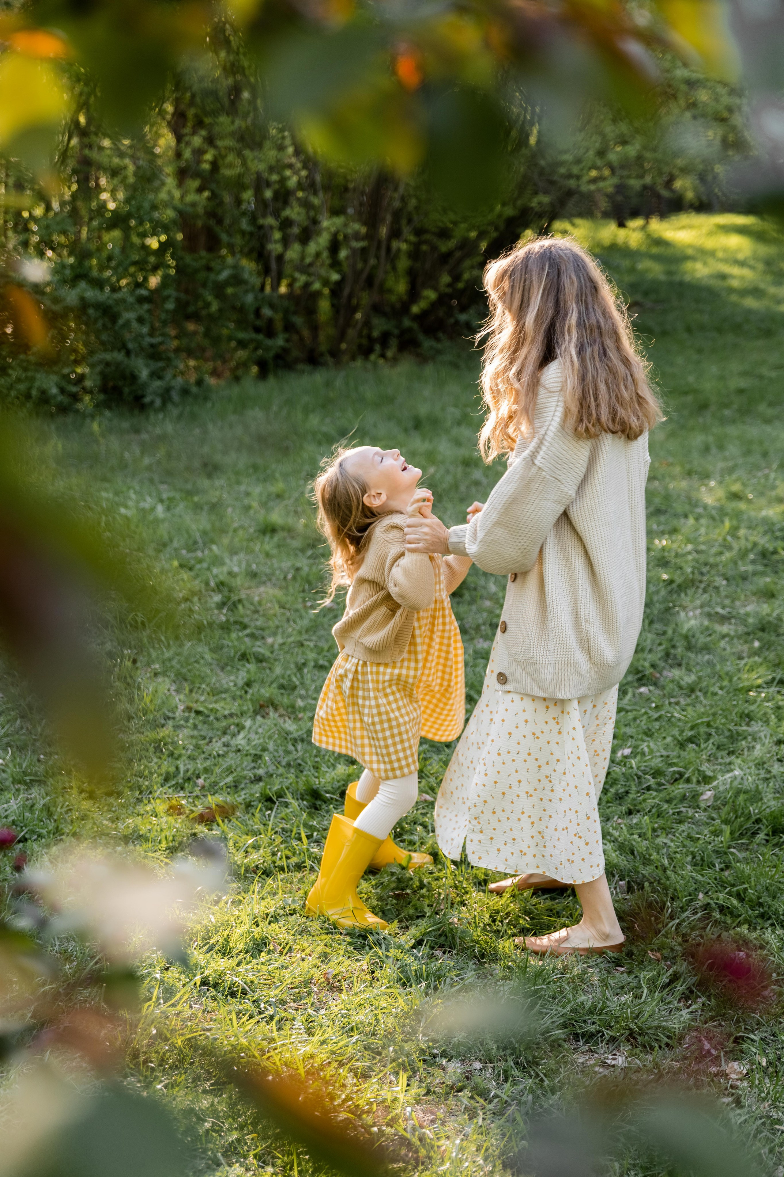 Большая семья в яблонях. Семейный и детский фотограф в Екатеринбурге Светлана Гостюхина