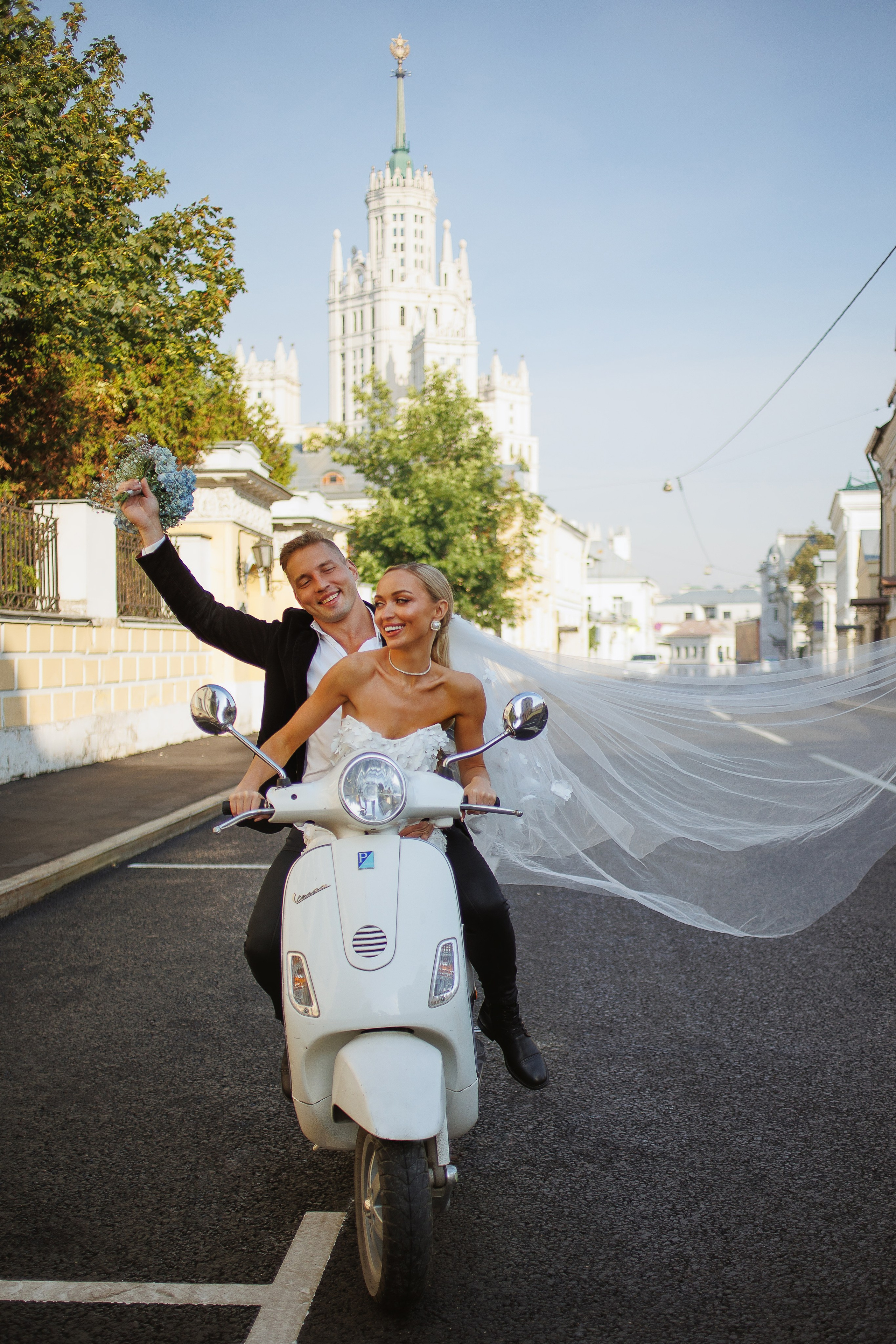 На мопеде Даша и Леша. Марковкина КрисТина