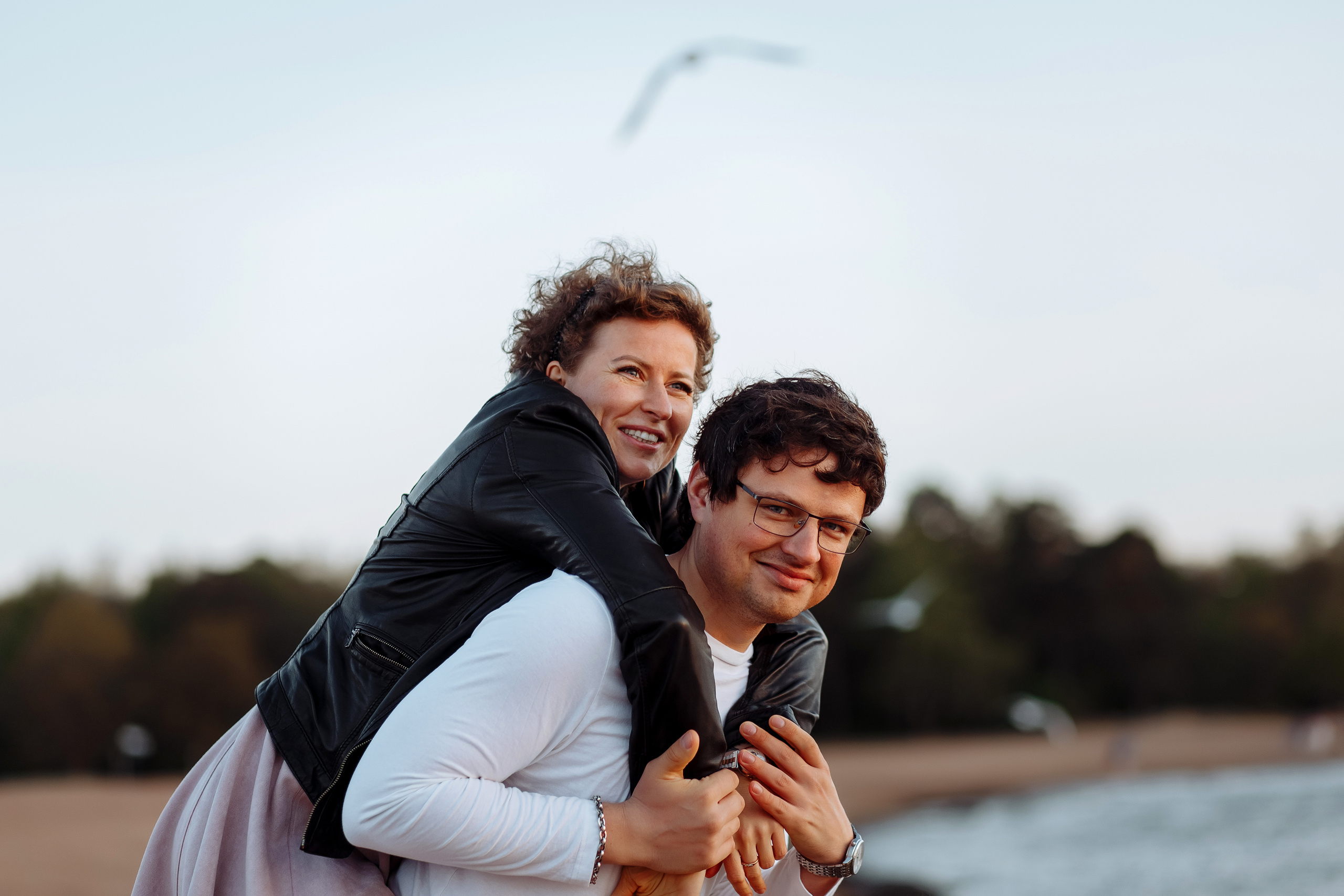 Чайки, хлеб, закат. Свадебный фотограф в Санкт-Петербурге