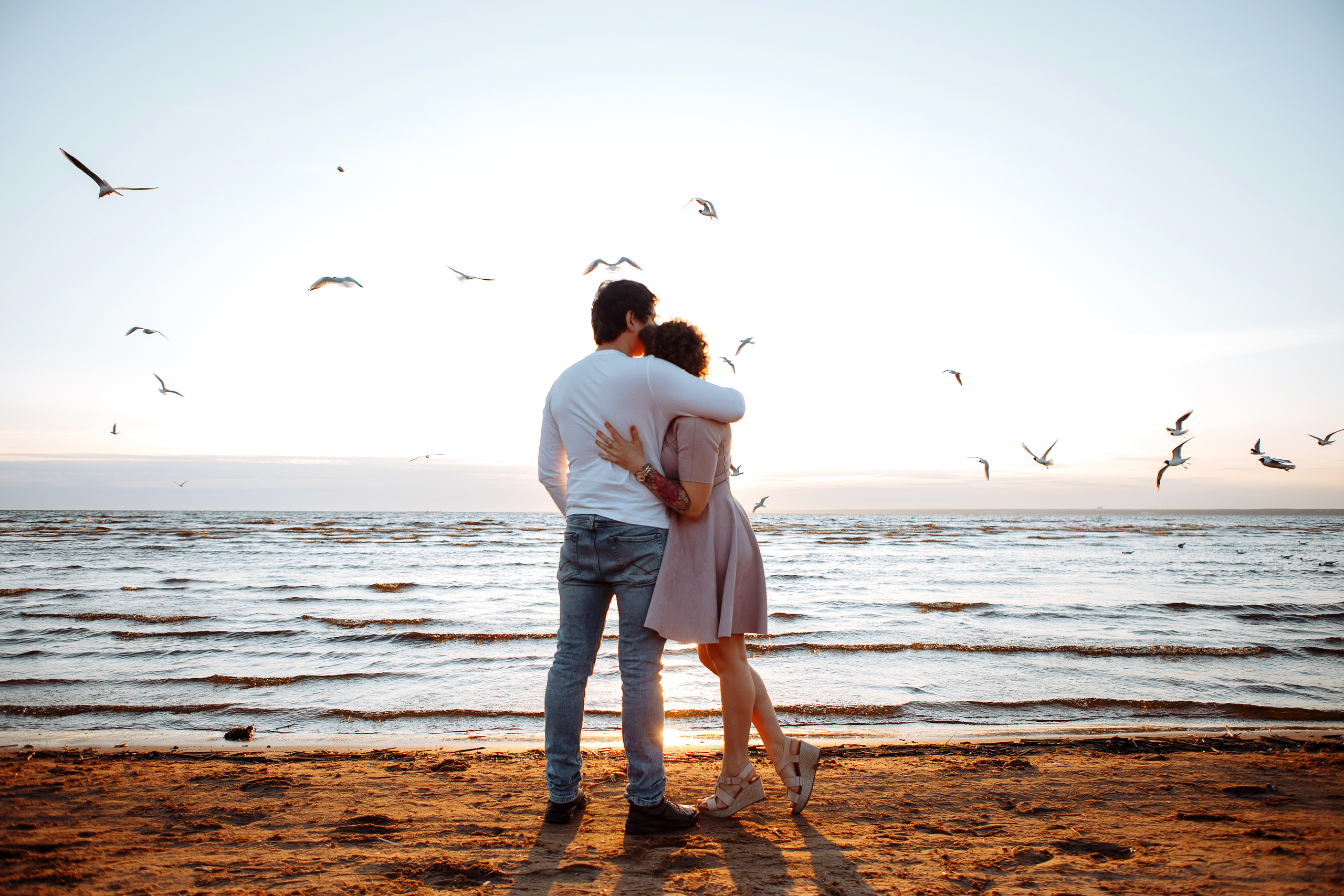Чайки, хлеб, закат. Свадебный фотограф в Санкт-Петербурге