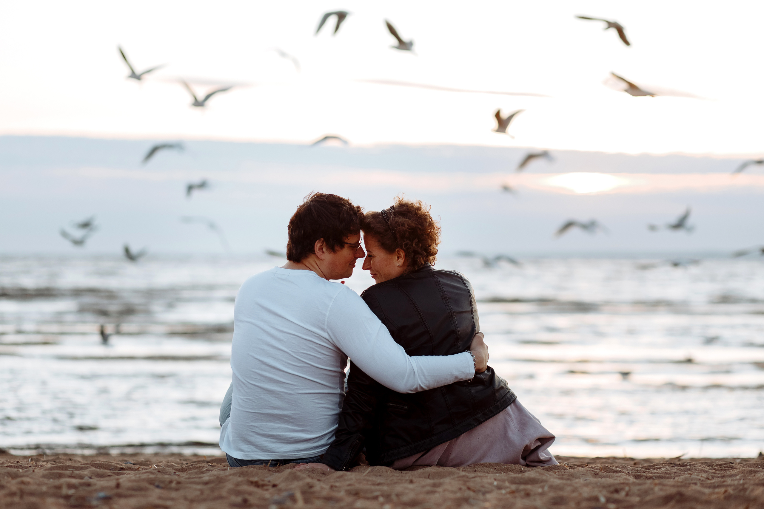 Чайки, хлеб, закат. Свадебный фотограф в Санкт-Петербурге