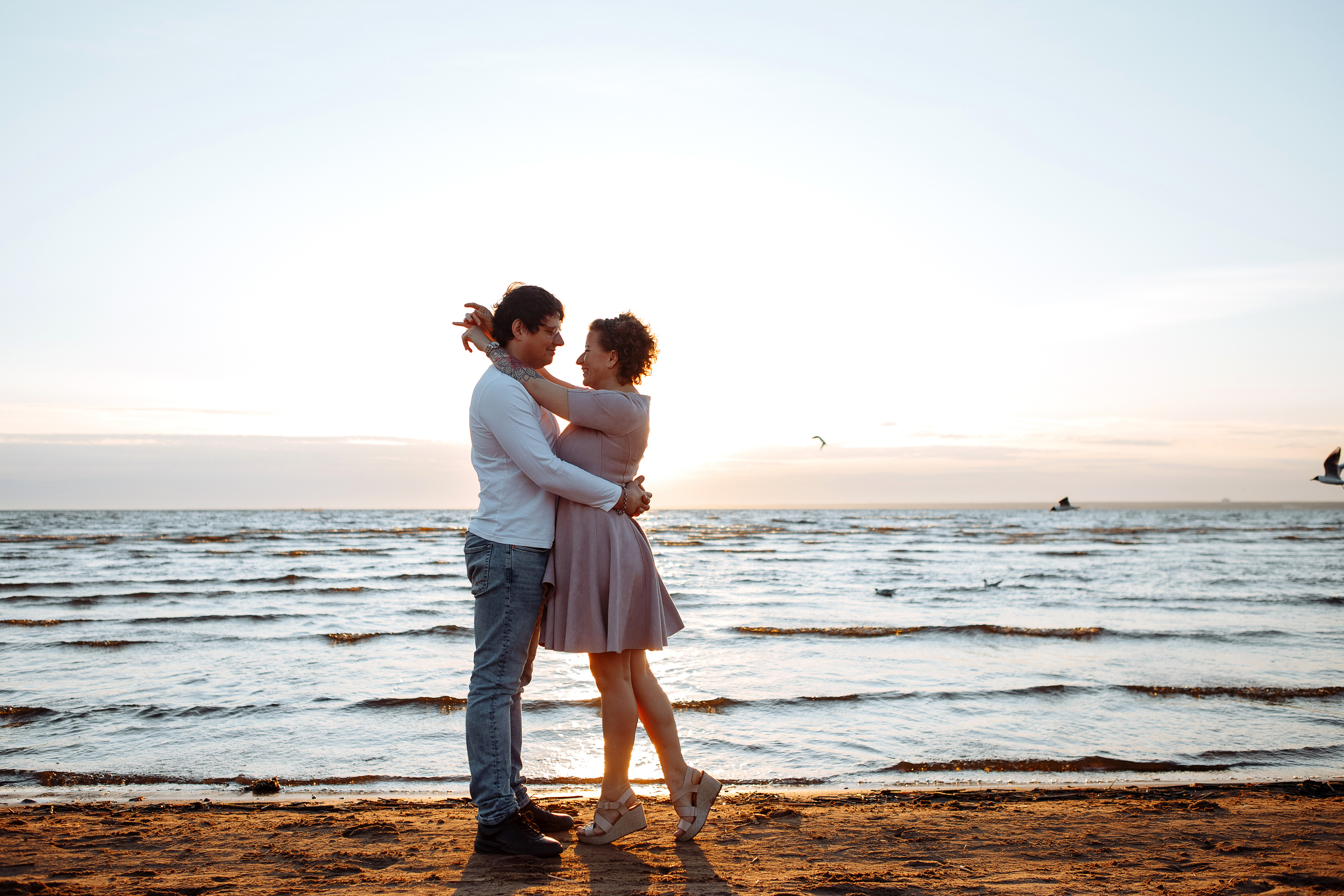 Чайки, хлеб, закат. Свадебный фотограф в Санкт-Петербурге