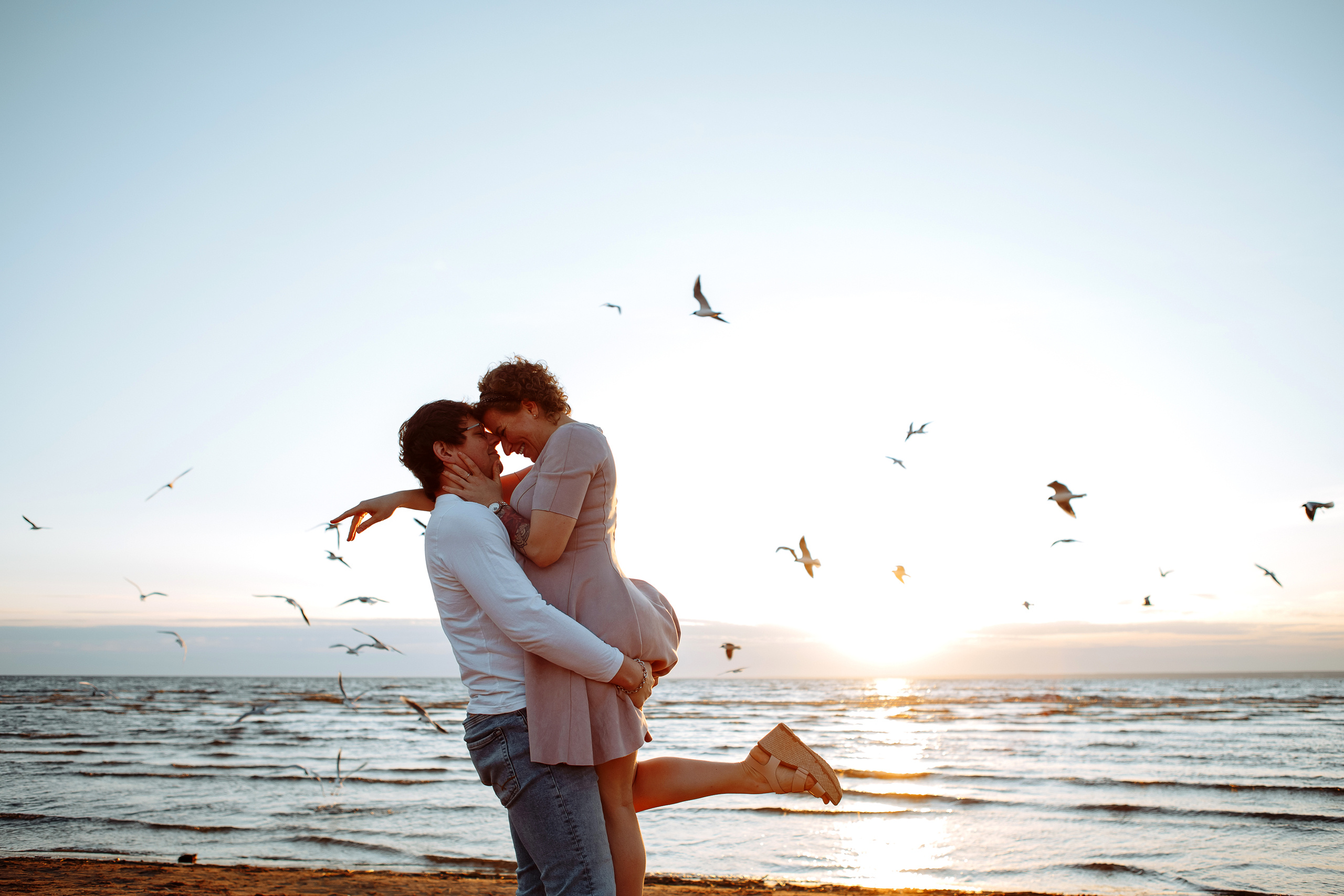 Чайки, хлеб, закат. Свадебный фотограф в Санкт-Петербурге