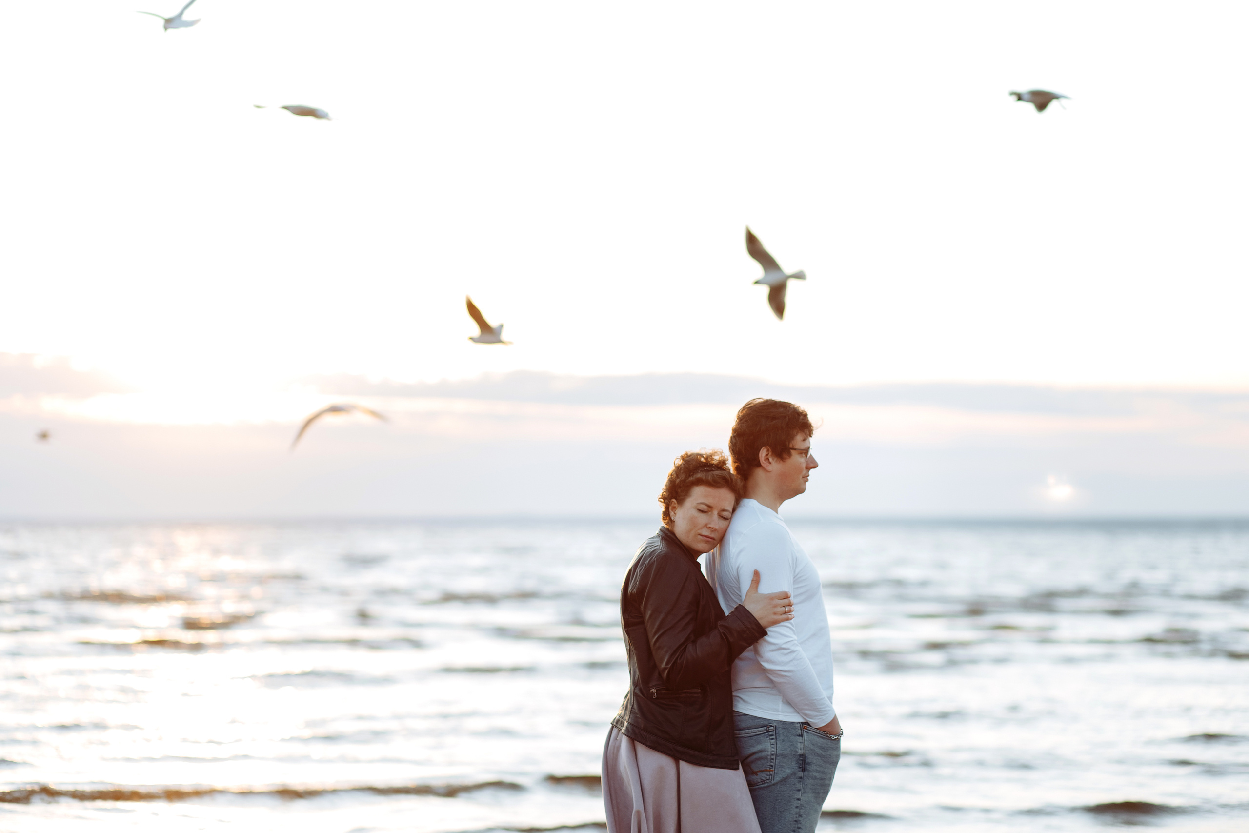 Чайки, хлеб, закат. Свадебный фотограф в Санкт-Петербурге