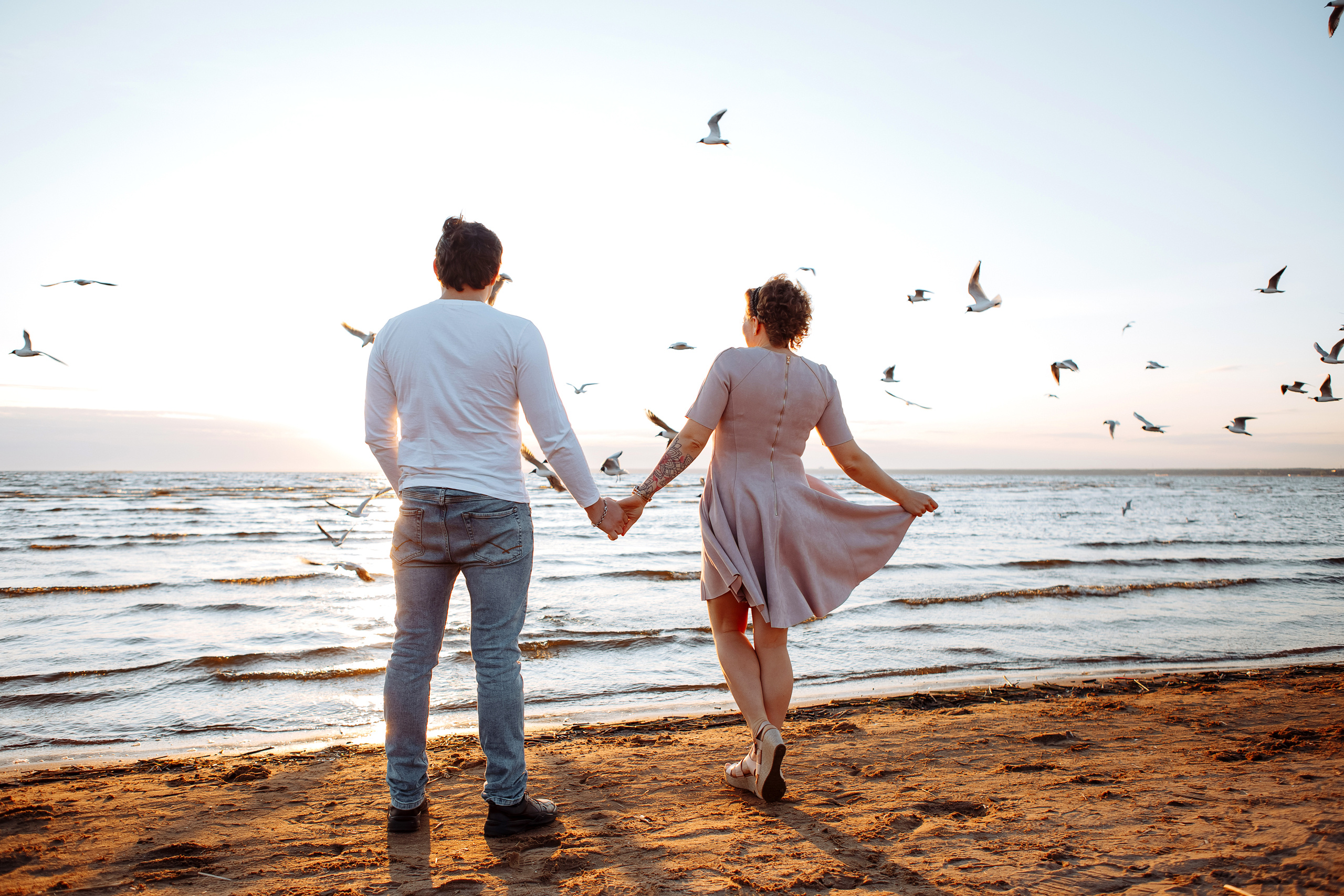 Чайки, хлеб, закат. Свадебный фотограф в Санкт-Петербурге