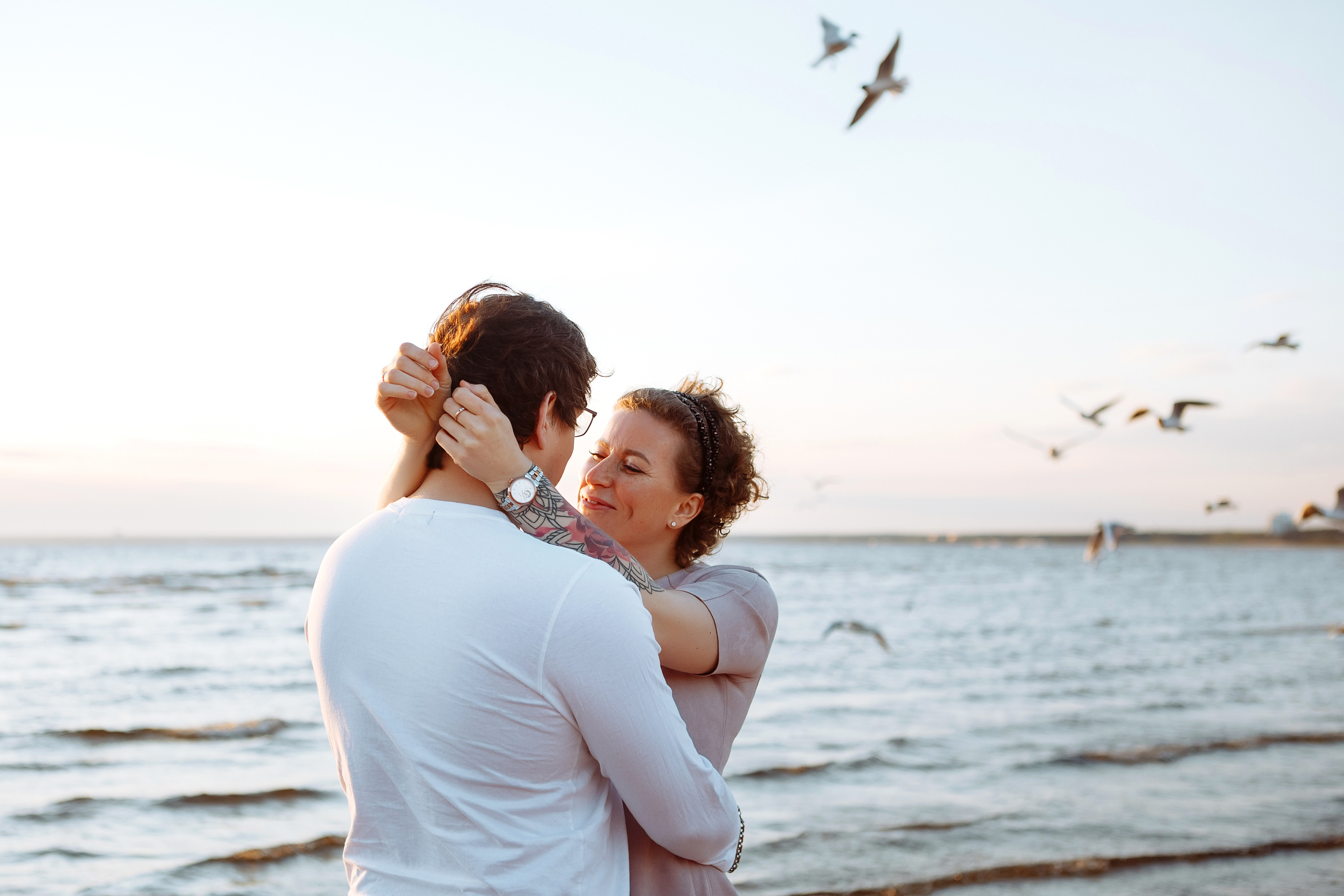 Чайки, хлеб, закат. Свадебный фотограф в Санкт-Петербурге