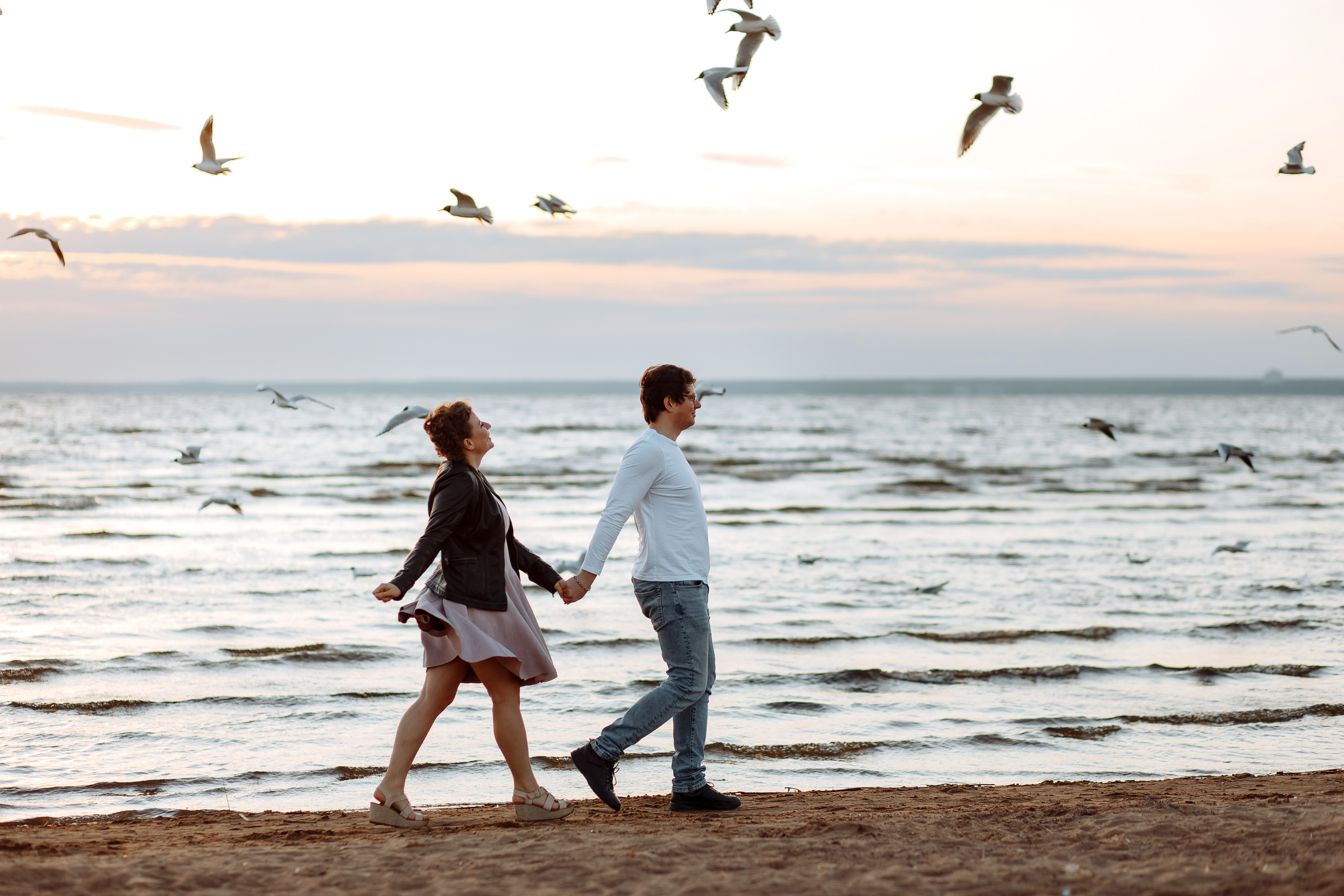 Чайки, хлеб, закат. Свадебный фотограф в Санкт-Петербурге