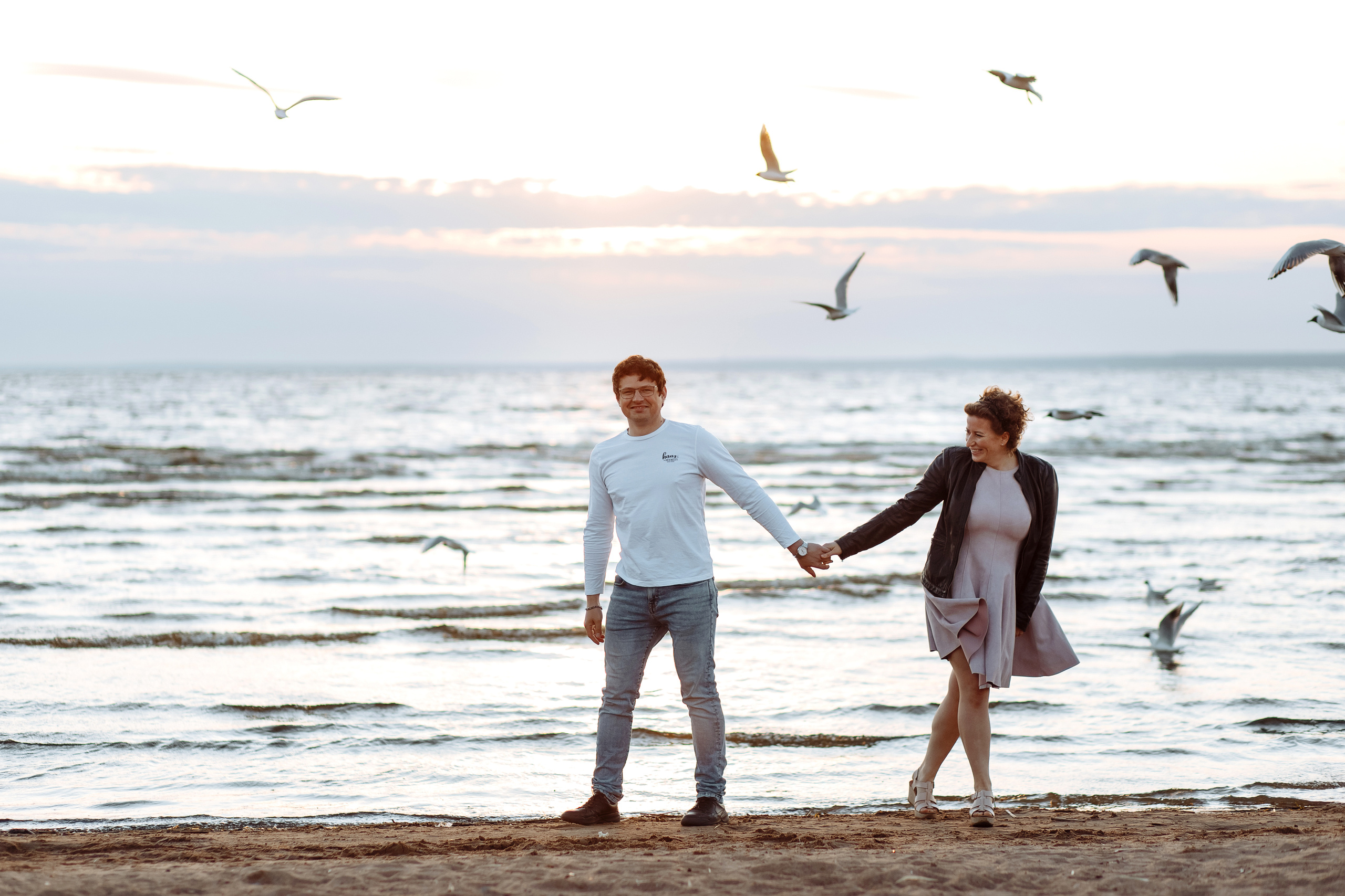 Чайки, хлеб, закат. Свадебный фотограф в Санкт-Петербурге