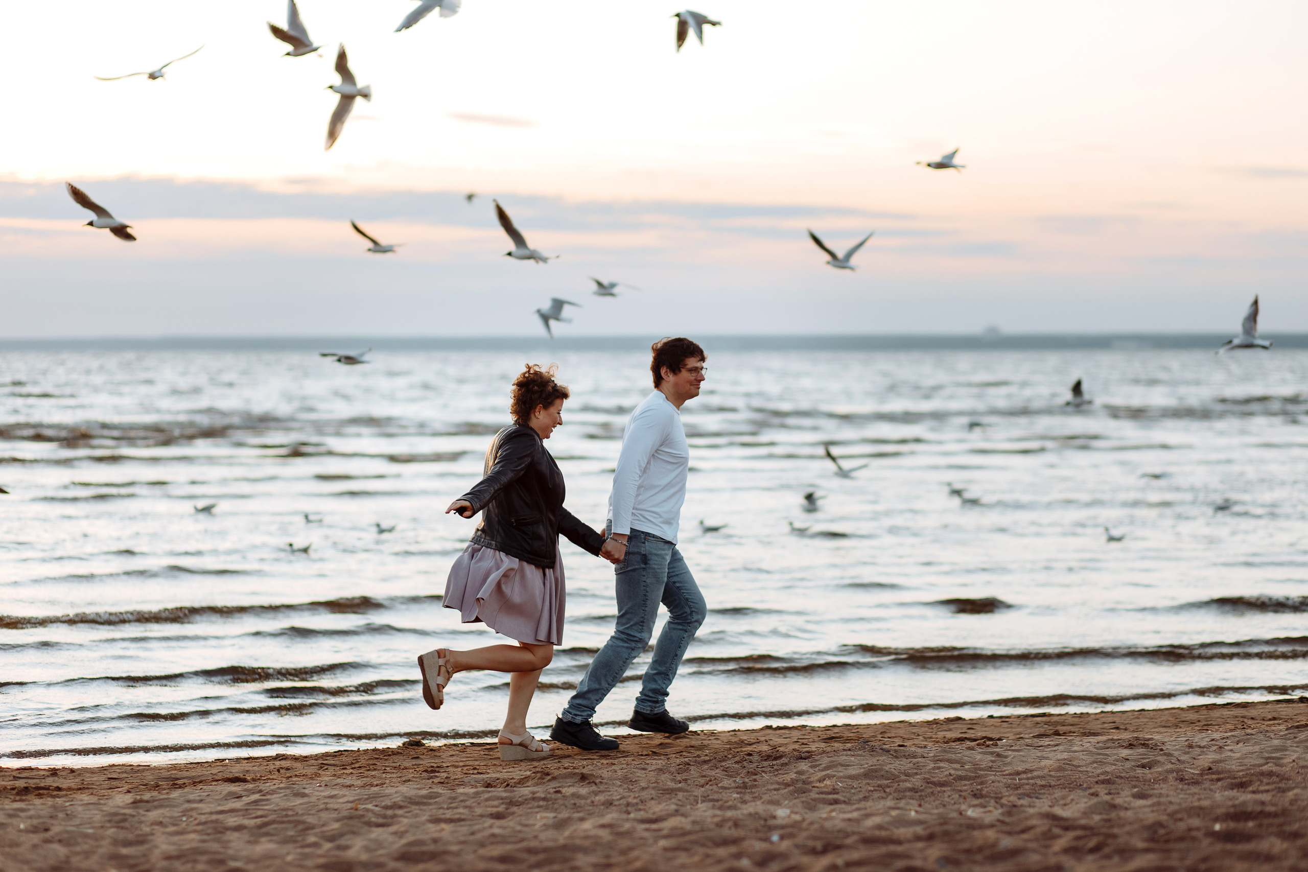 Чайки, хлеб, закат. Свадебный фотограф в Санкт-Петербурге