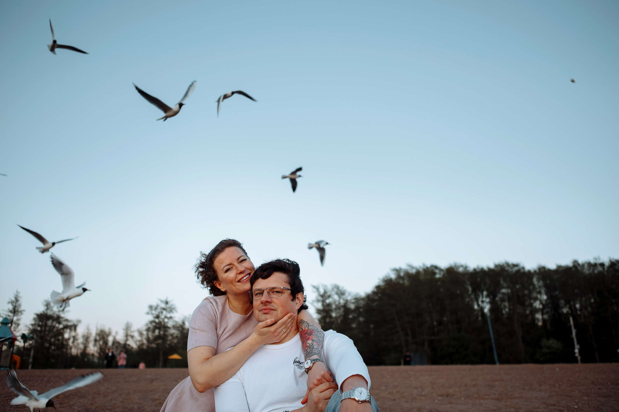 Чайки, хлеб, закат. Свадебный фотограф в Санкт-Петербурге