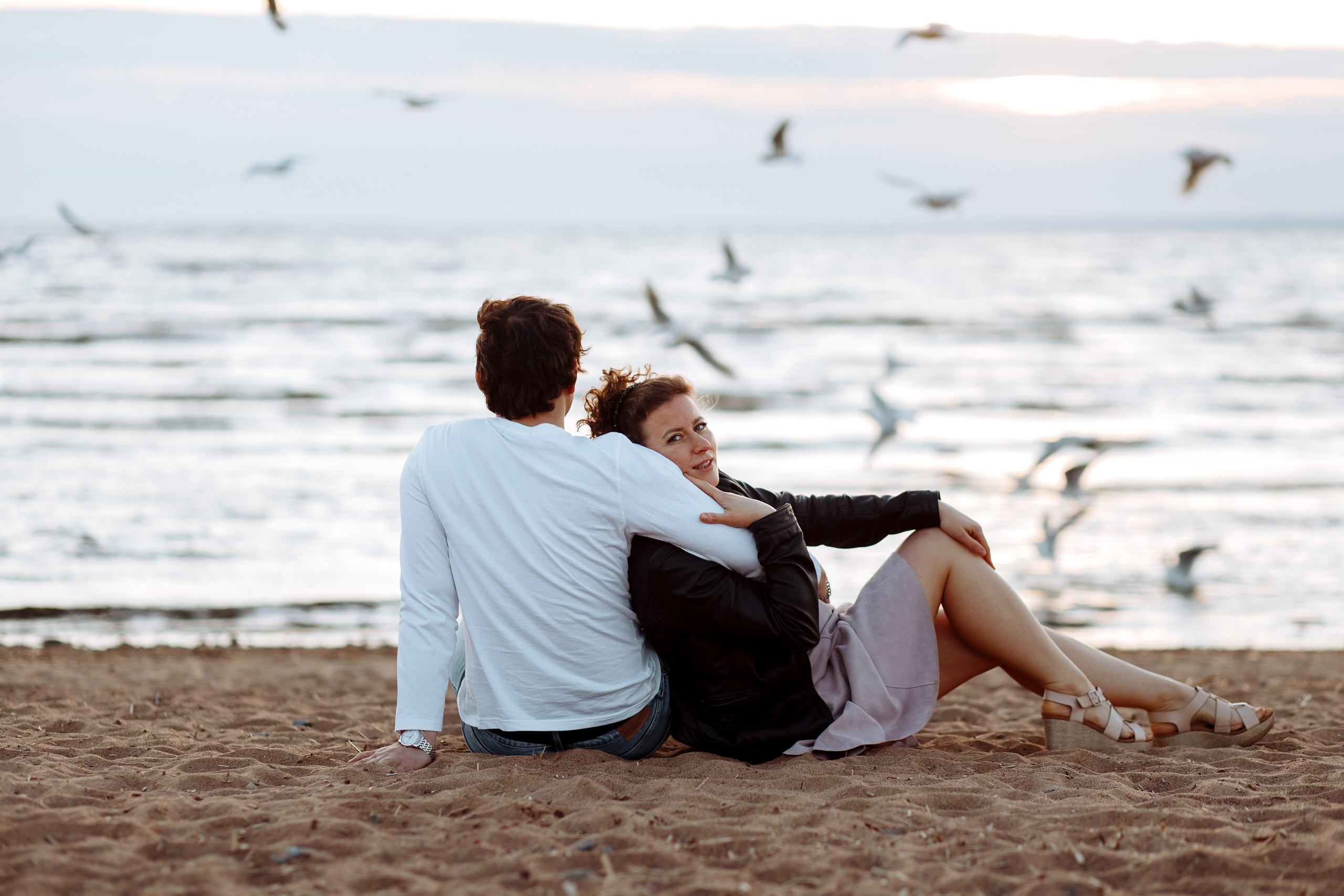 Чайки, хлеб, закат. Свадебный фотограф в Санкт-Петербурге
