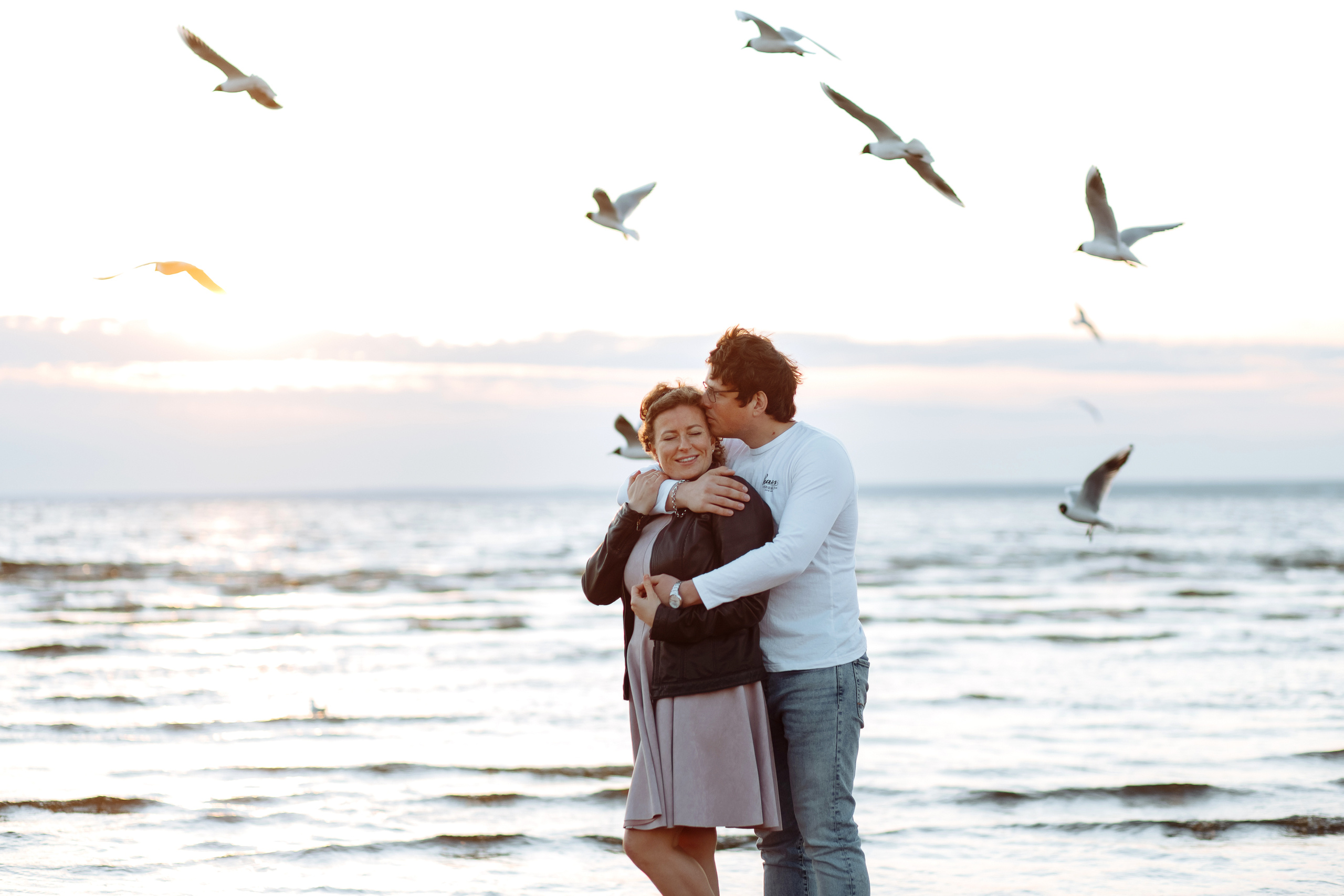 Чайки, хлеб, закат. Свадебный фотограф в Санкт-Петербурге