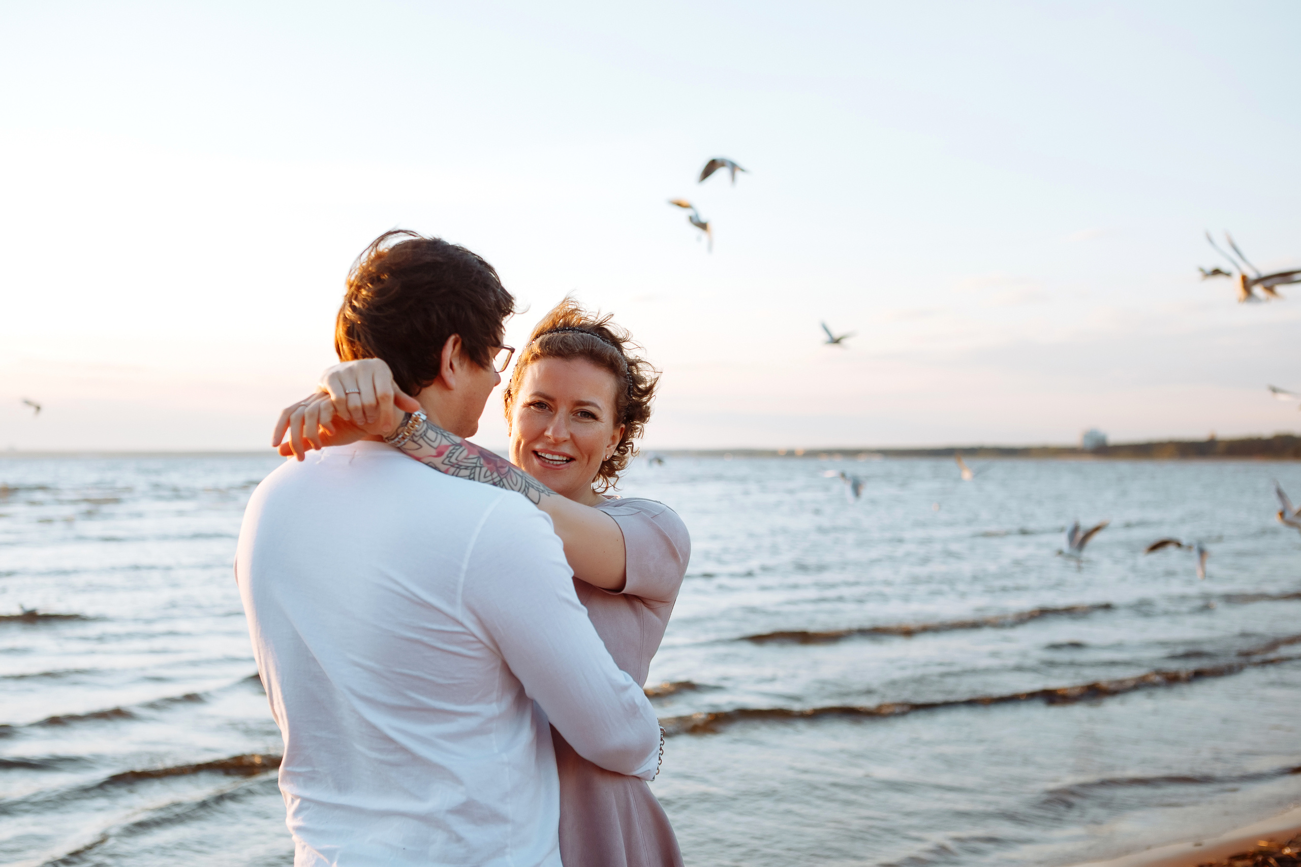 Чайки, хлеб, закат. Свадебный фотограф в Санкт-Петербурге