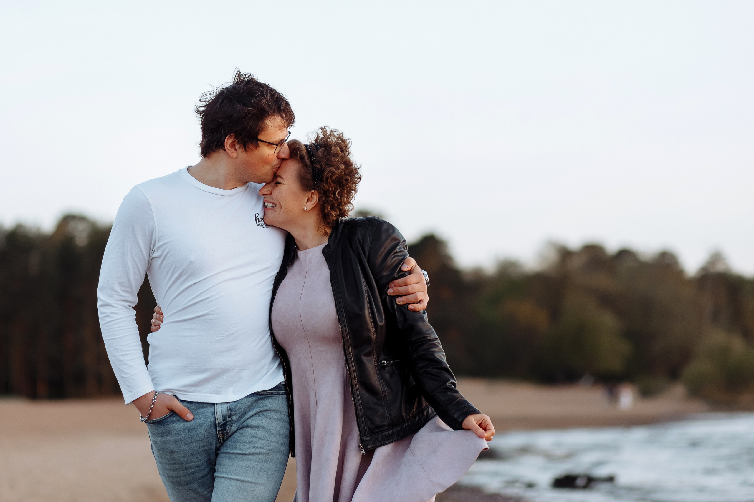 Чайки, хлеб, закат. Свадебный фотограф в Санкт-Петербурге