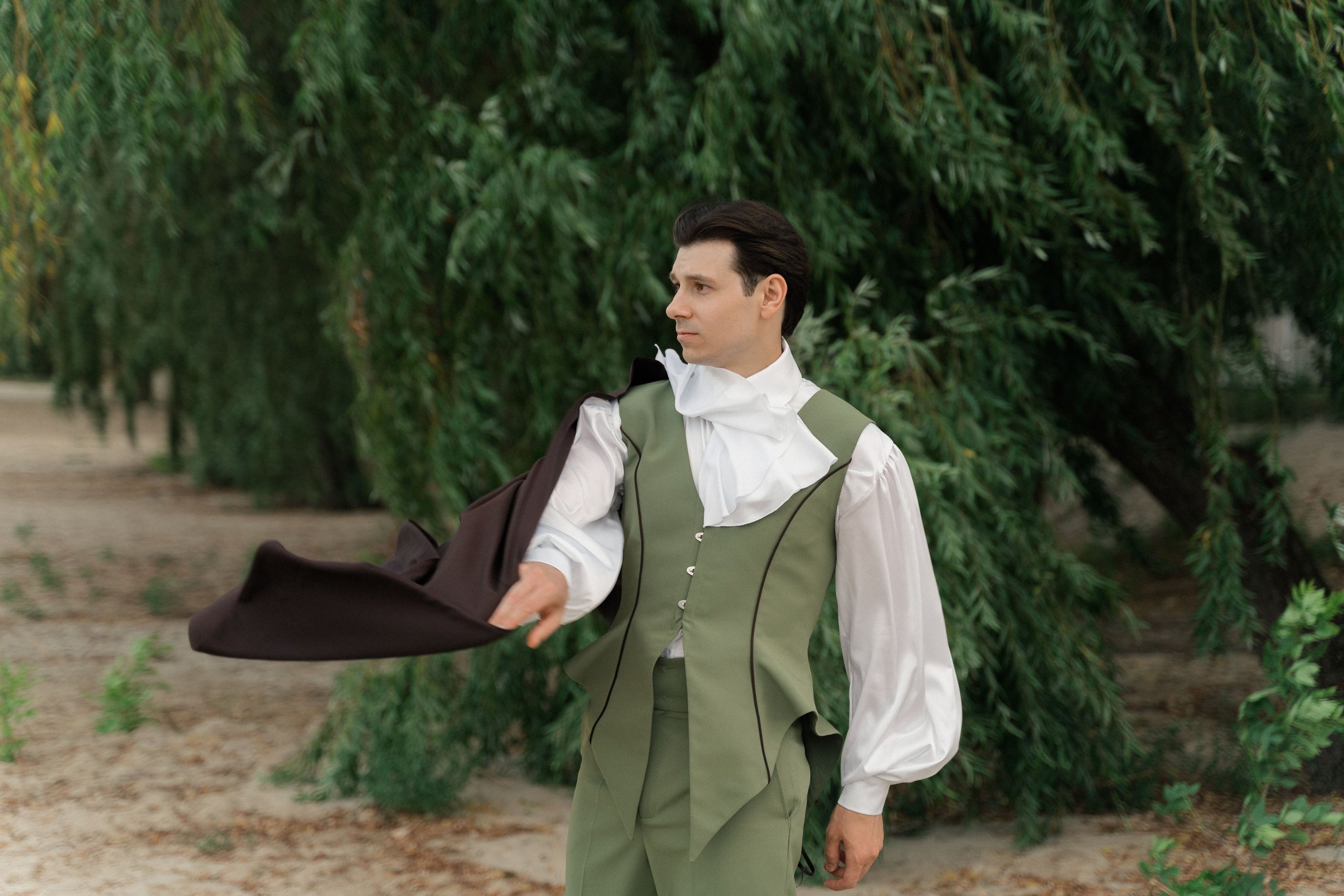 свадебная фотосессия жениха   на берегу реки Дон 