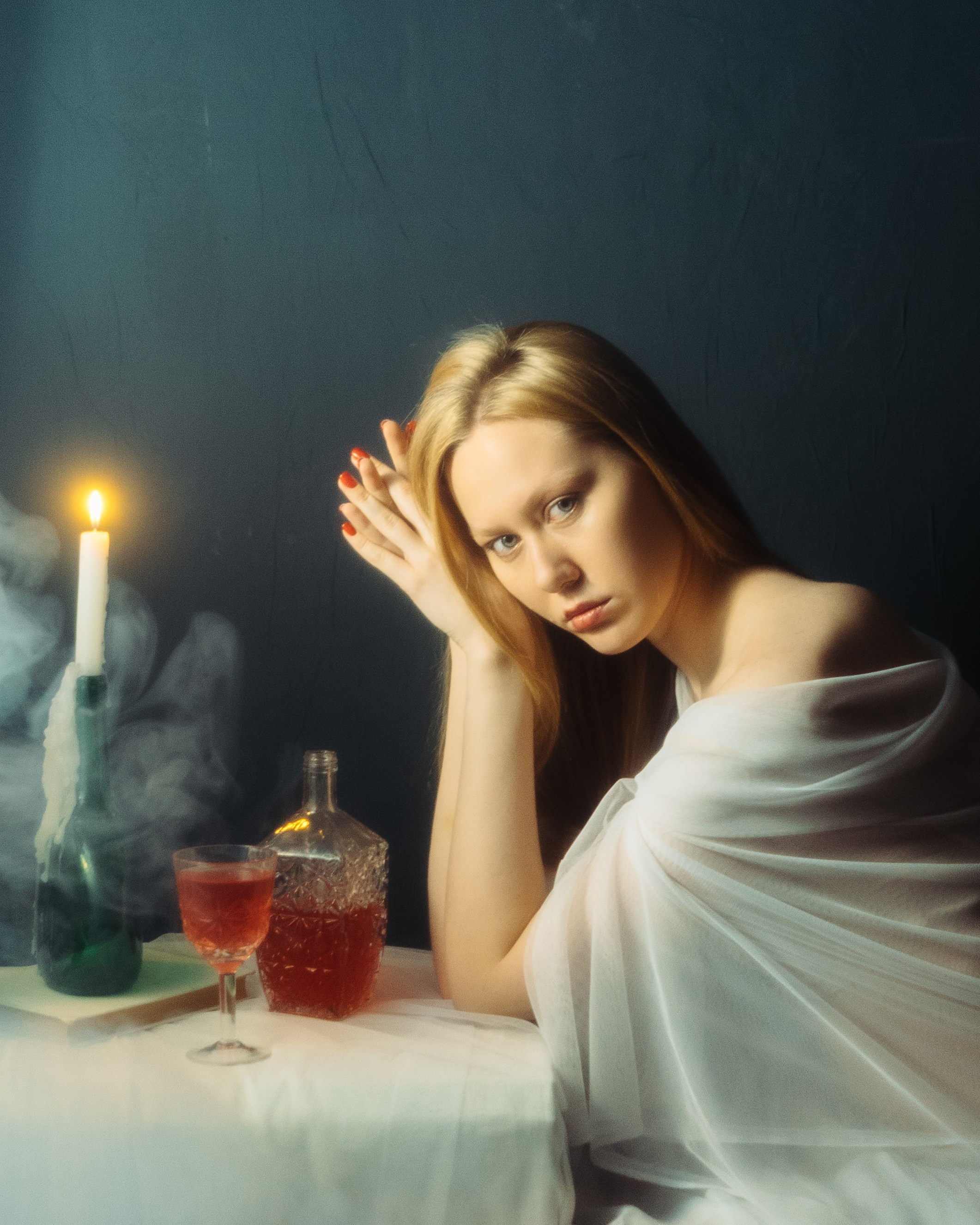 Авторская фотосессия девушки у стола со свечами и бокалом, художественный женский портрет в эстетике fashion и арт съемки