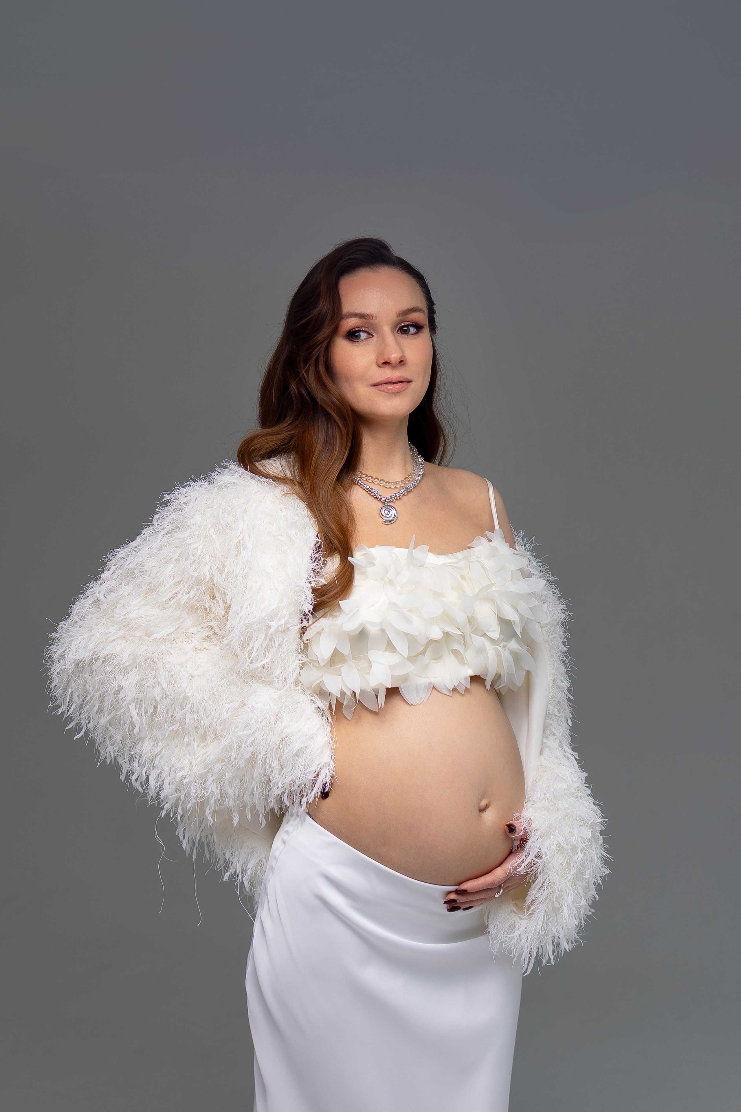 Вероника, классическая портретная фотосессия беременности в студии. Семейный фотограф в Москве Марина Петра