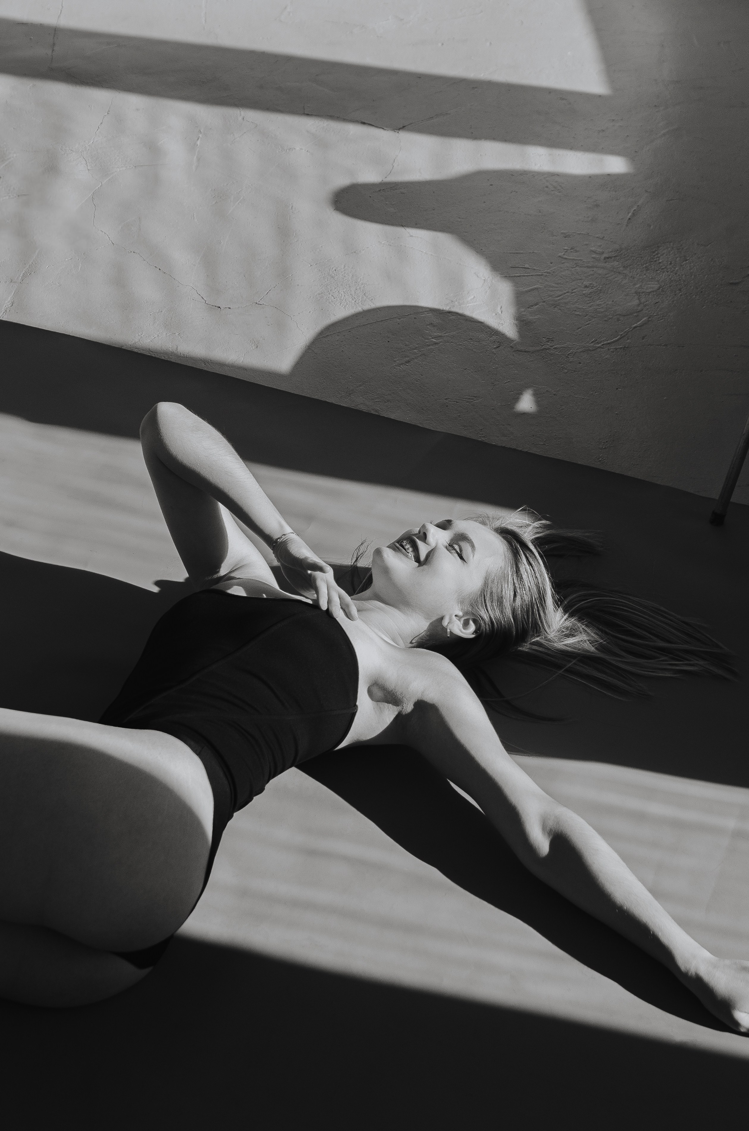 Женская фотосессия в стиле минимализм. Денисова Аля — фотограф для парных съемок и индивидуальных историй в Барнауле