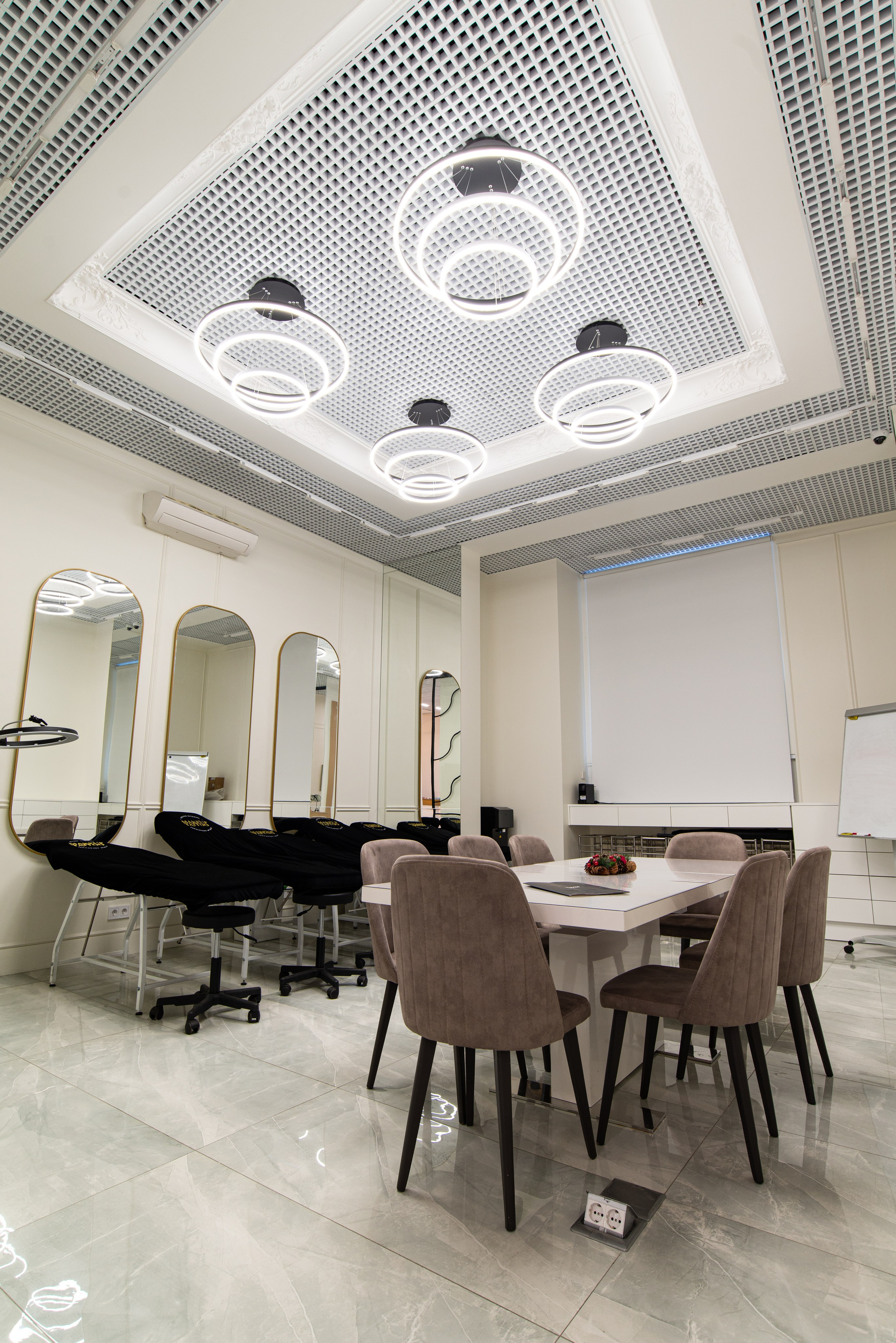 Интерьерная съёмка салонов красоты Makeup Tattoo. Репортажный и персональный фотограф в Москве