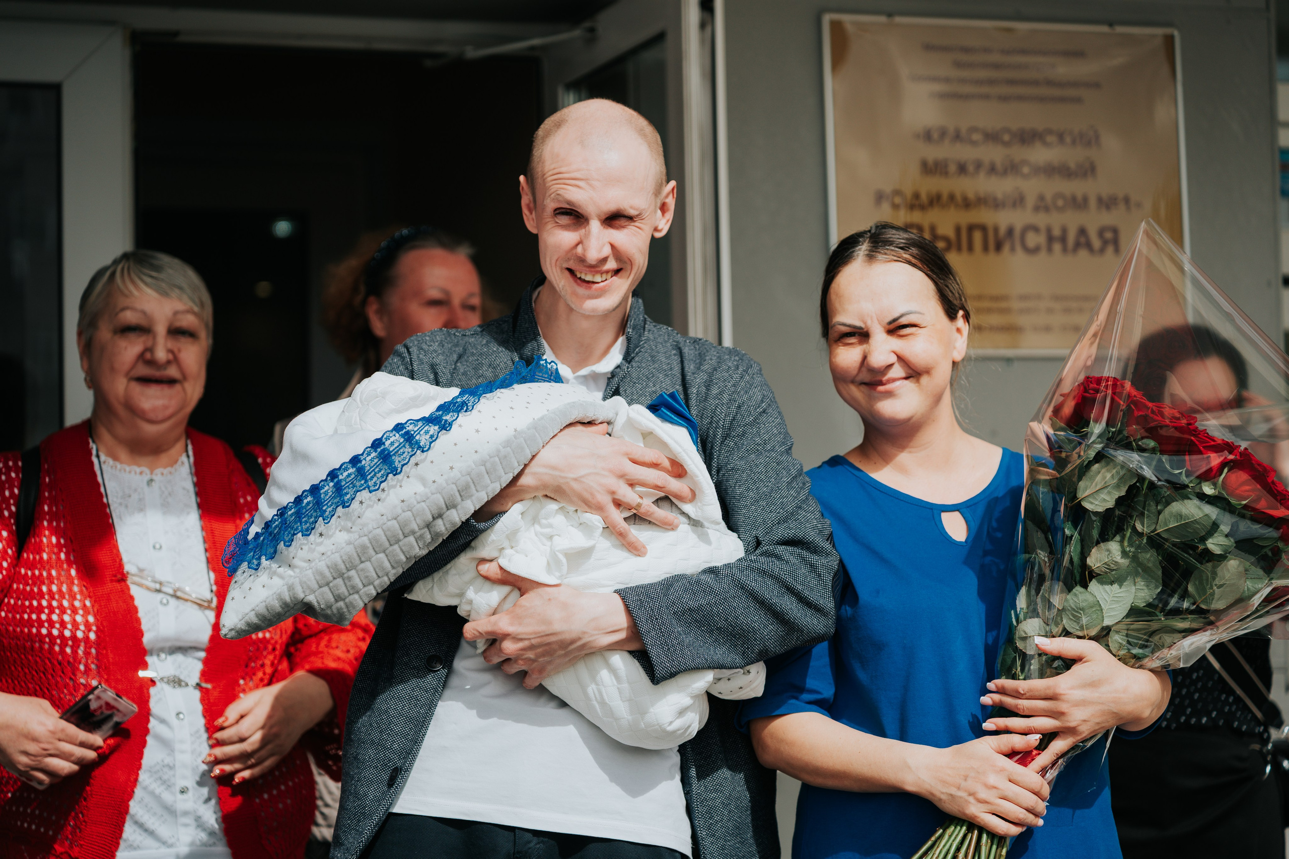 Выписка из роддома: Вадим, Анастасия и сын Руслан. Репортажный фотограф Красноярск