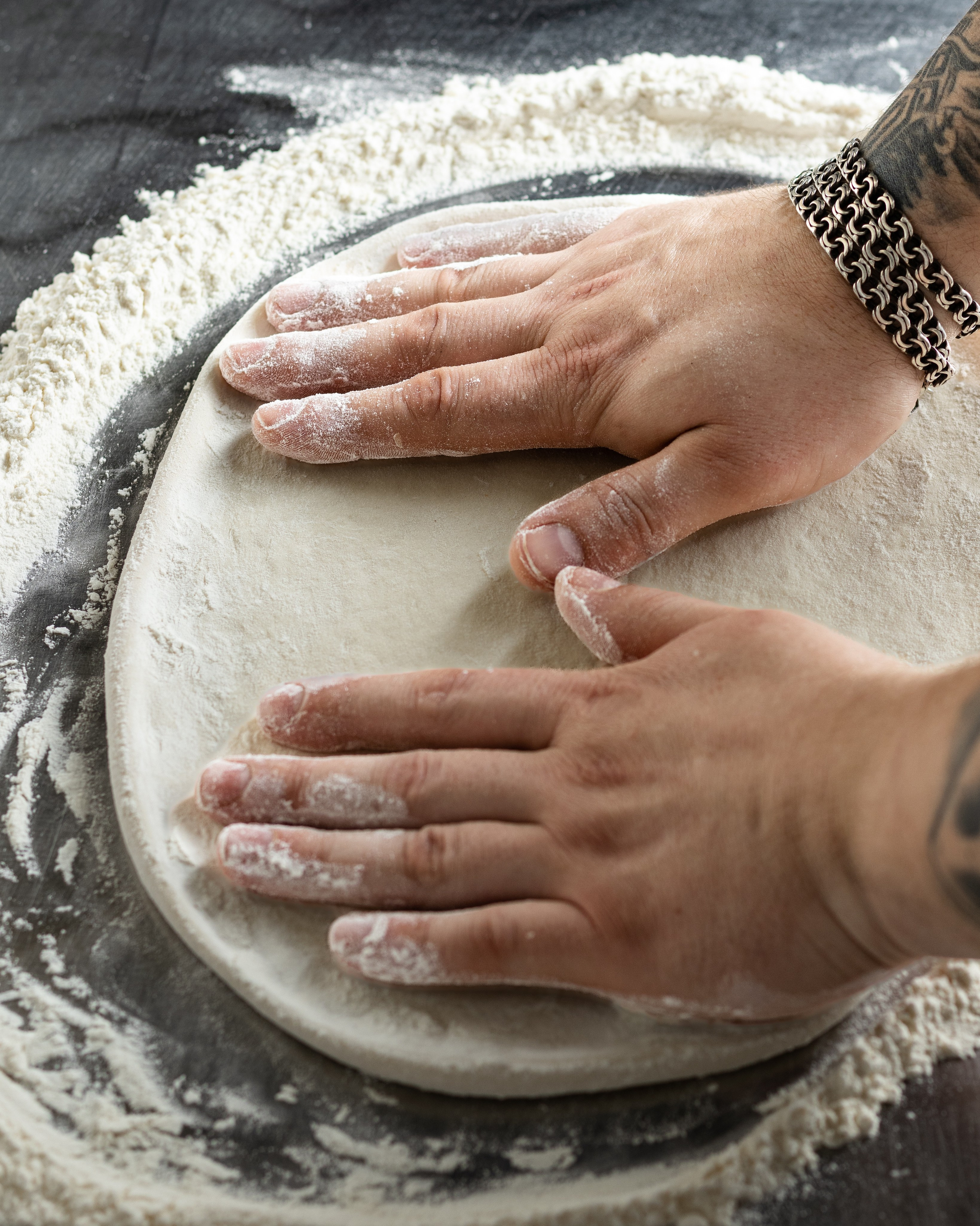 Формовка теста для пиццы