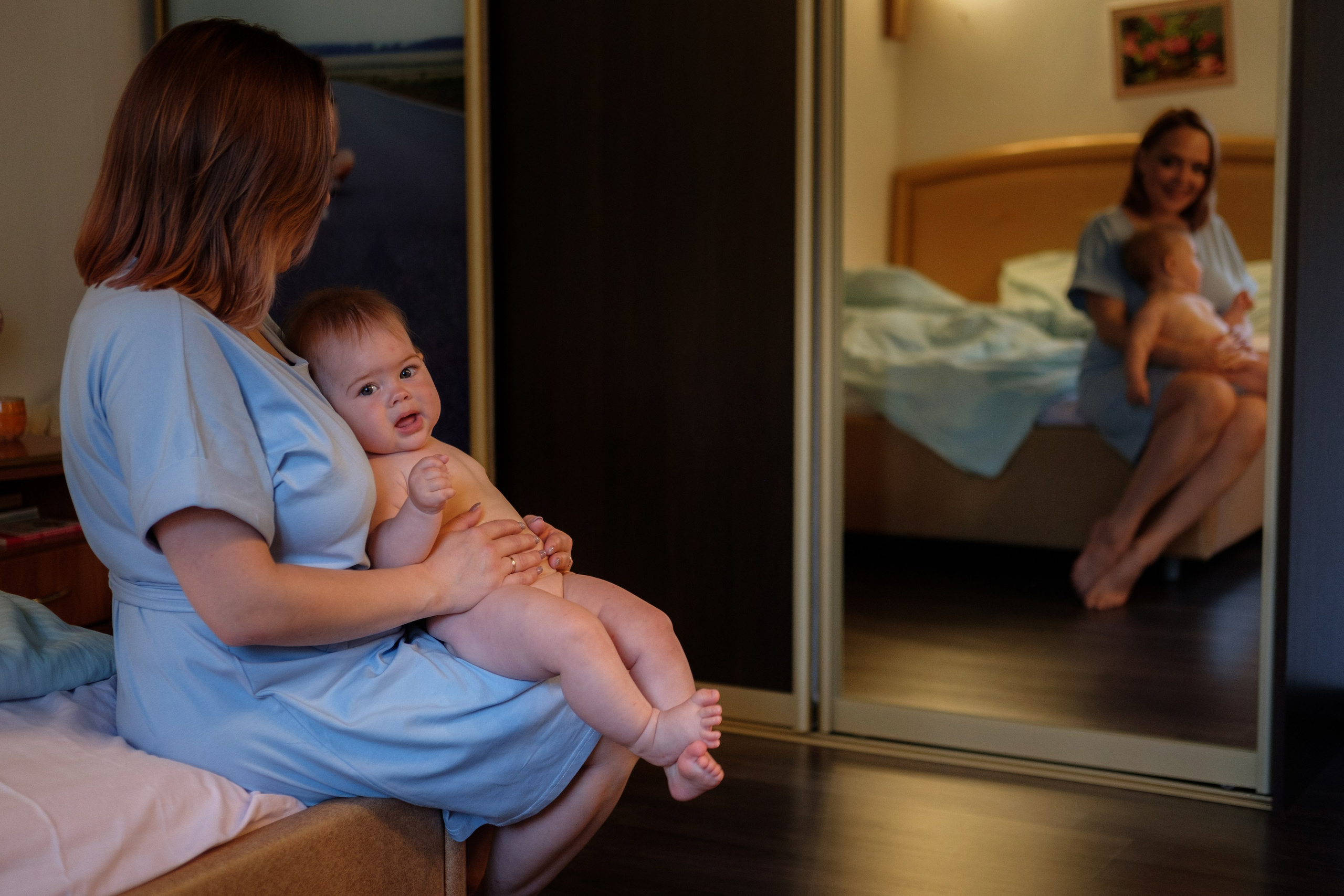 Красивый портрет мамы и малышки у зеркала с отражением Тюмень