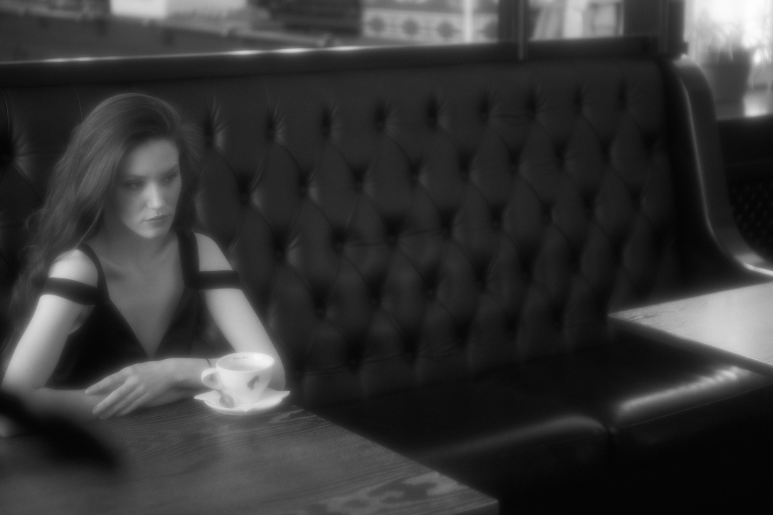 Одна в кафе. Фотограф в Мурманске Оксана Черноморец