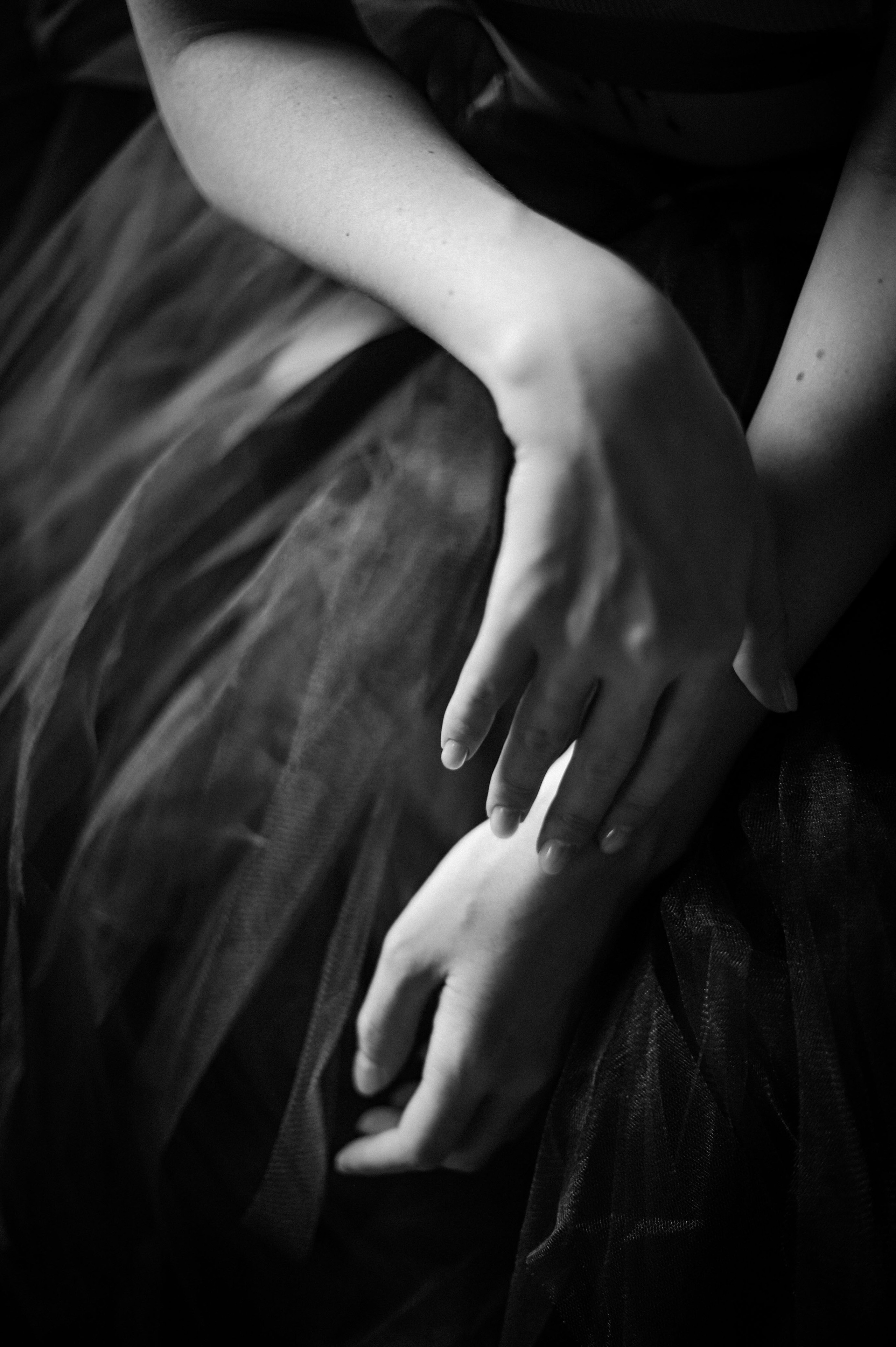 Черно-белая художественная фотосессия в студии с мягким светом, портретный фотограф Ирина Подборская, Санкт-Петербург