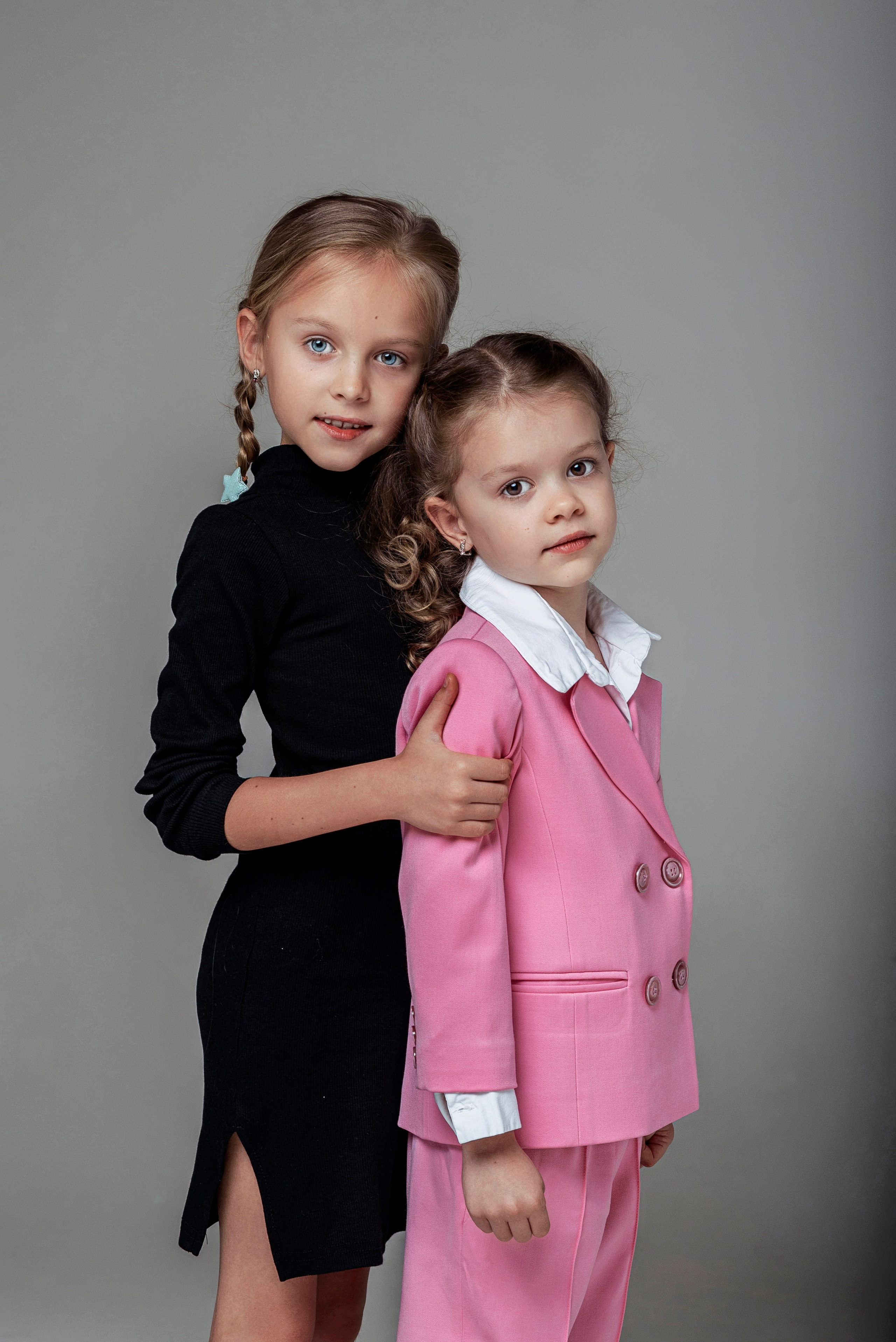 Детская фотосессия сестёр в Сочи. Детский студийный фотограф Сочи