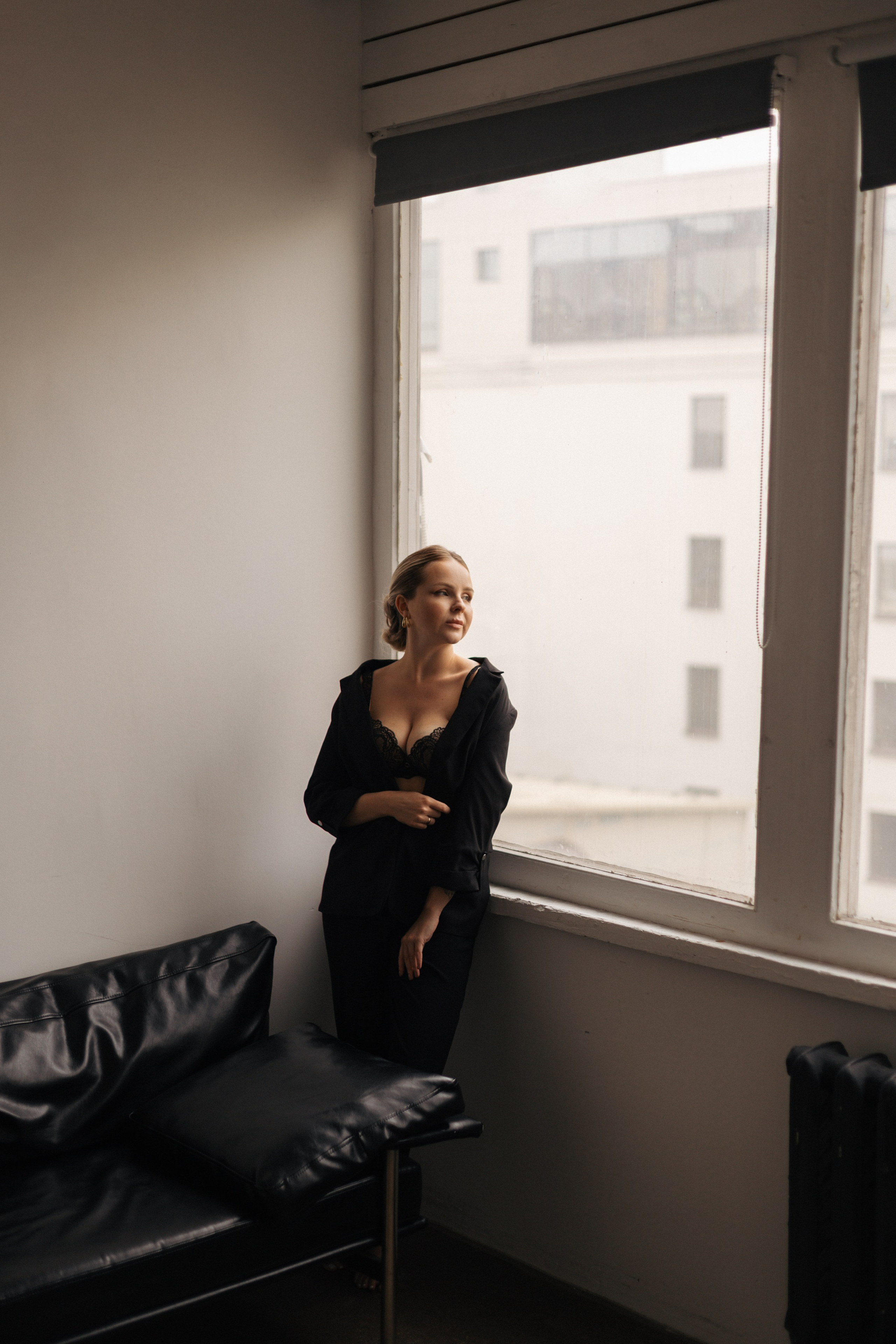 Женская фотосессия в студии — портреты в тёплых тонах