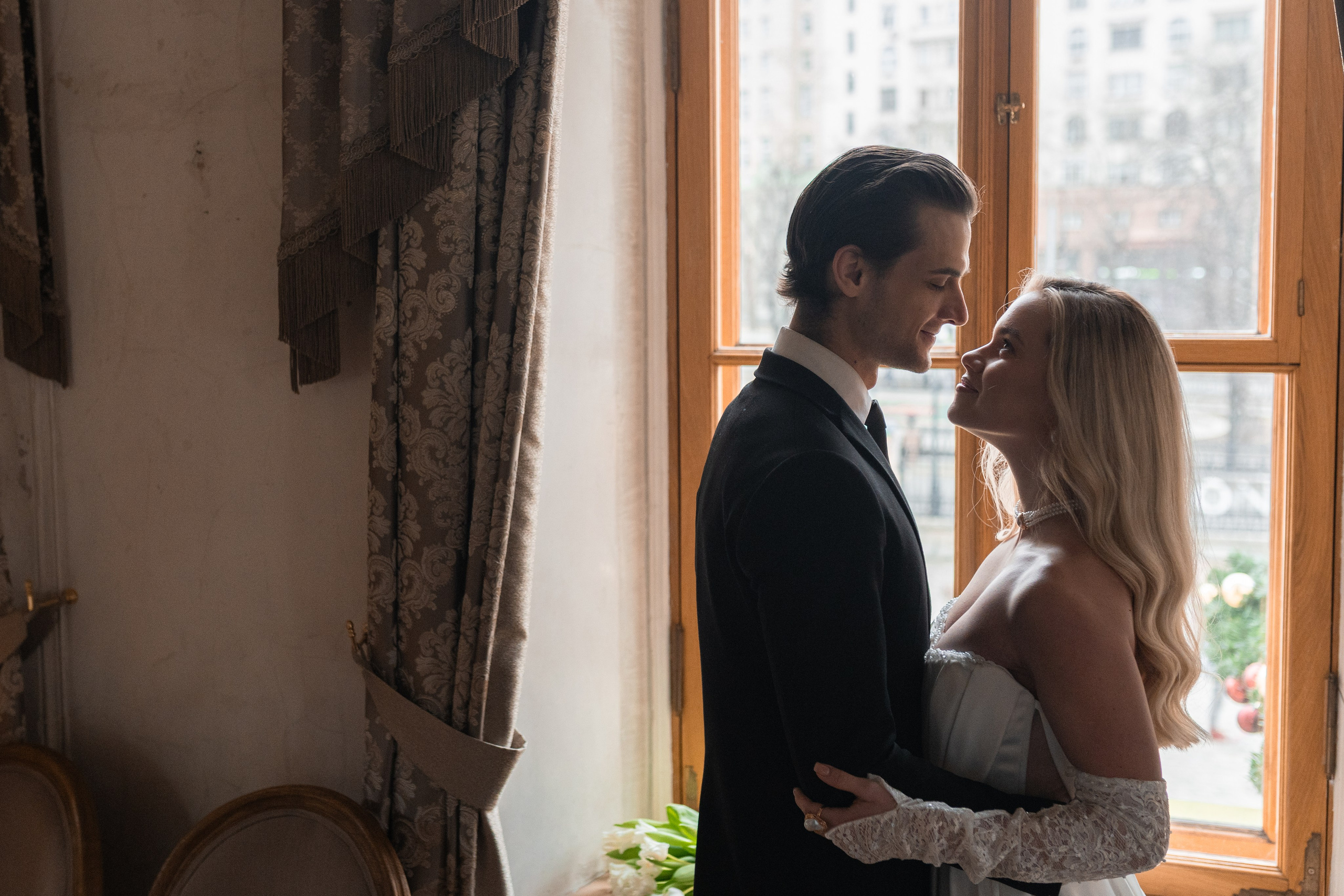 Свадебная фотосессия в Пушкинской библиотеке. Свадебный фотограф в Москве Анна Полушина