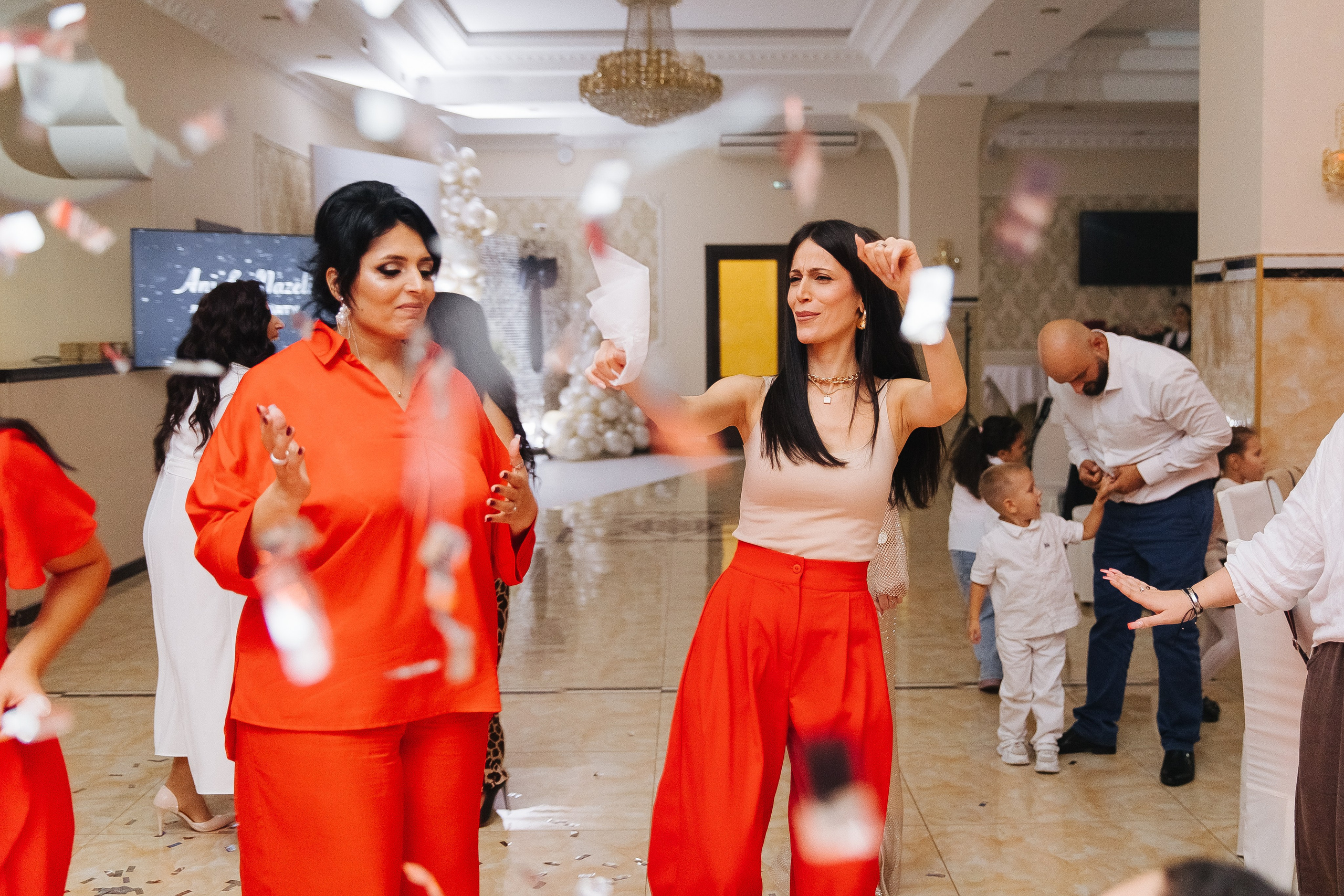 Ани и Назели. 35&5 День рождения, «Янтарь». Фотограф в Красноярске Надежда Воскресенская