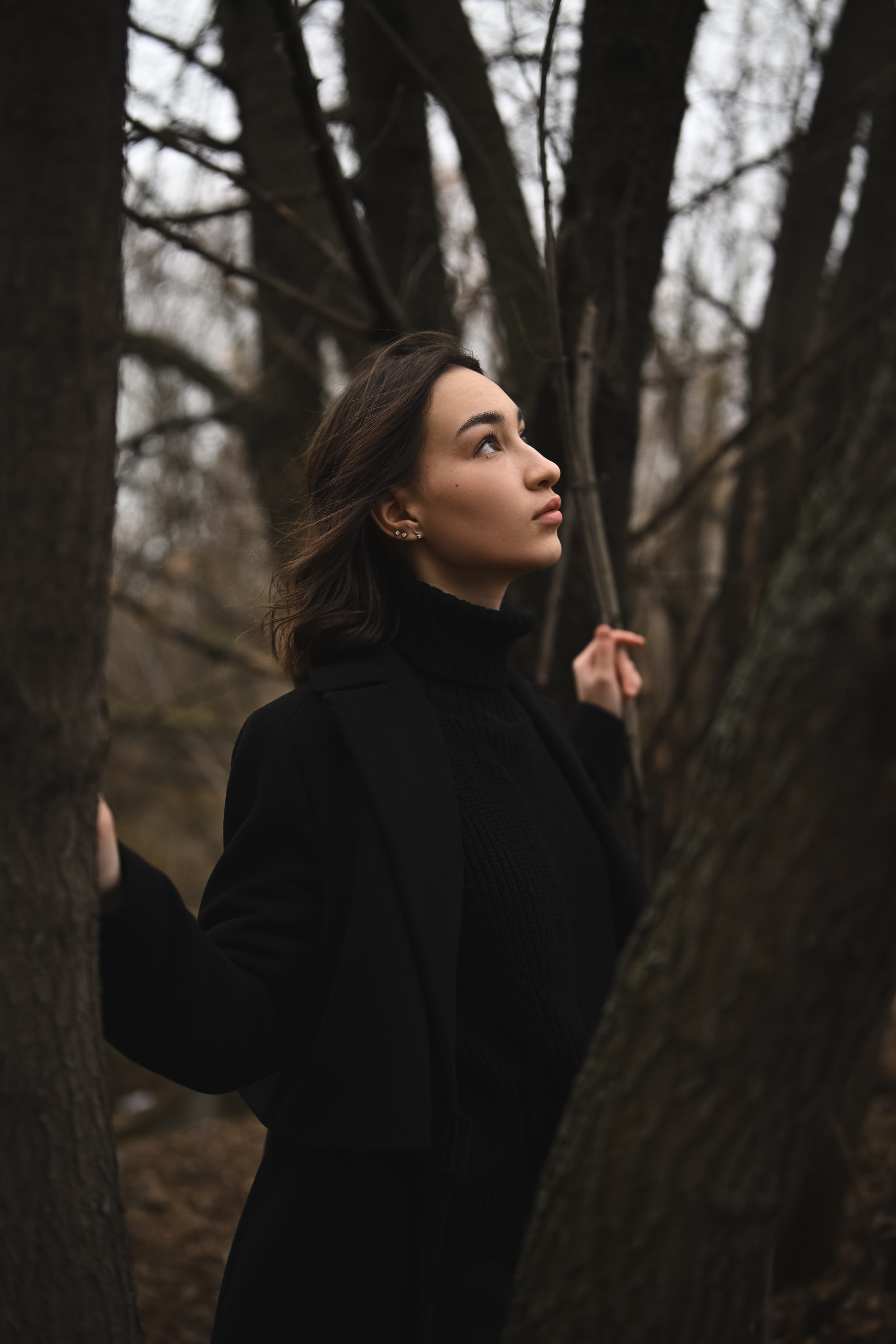 Художественный кадр с осенней природой Казани и выразительным портретом модели