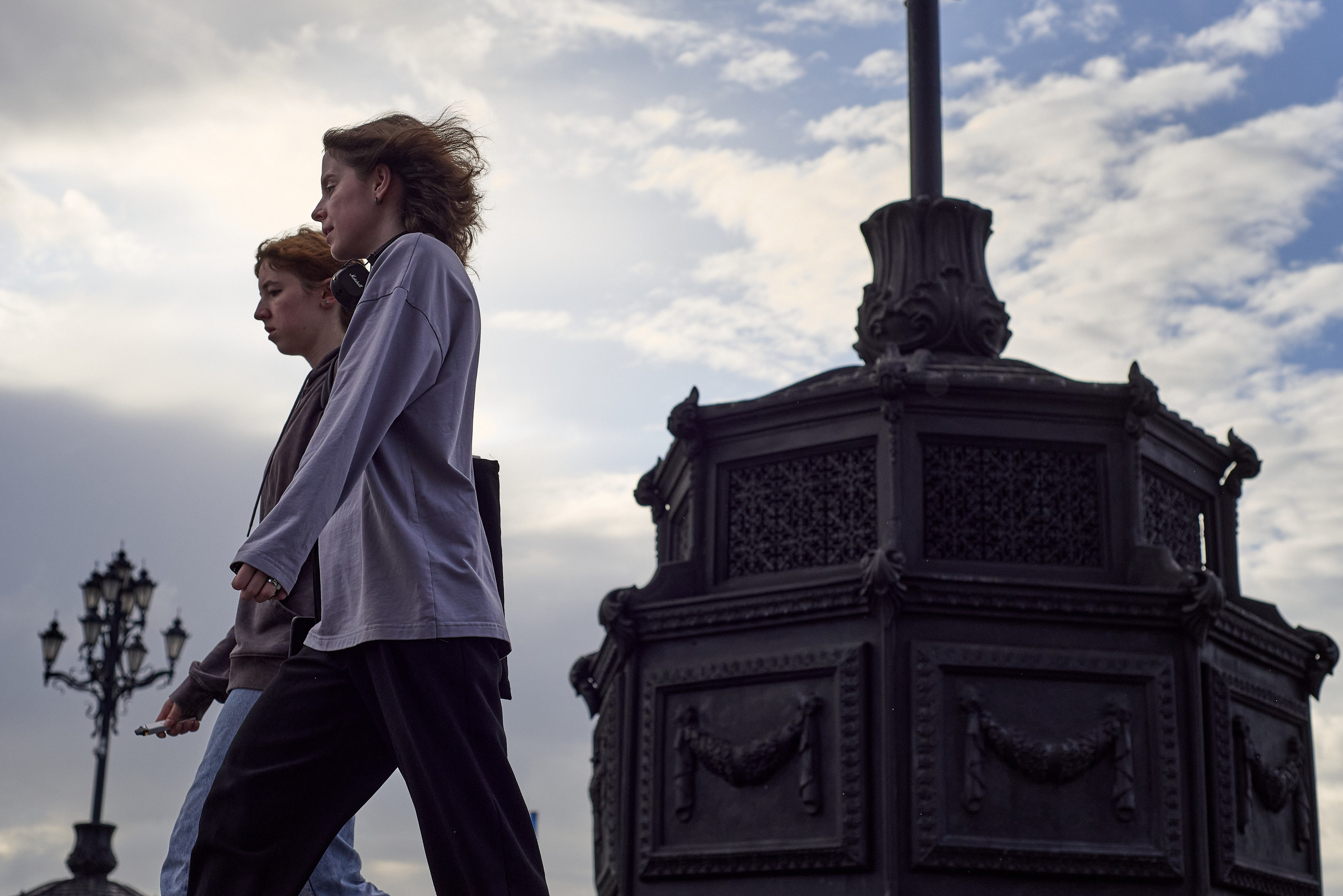 Прохожие на улице Москвы летом. Репортажная фотография Александр Гладкий.