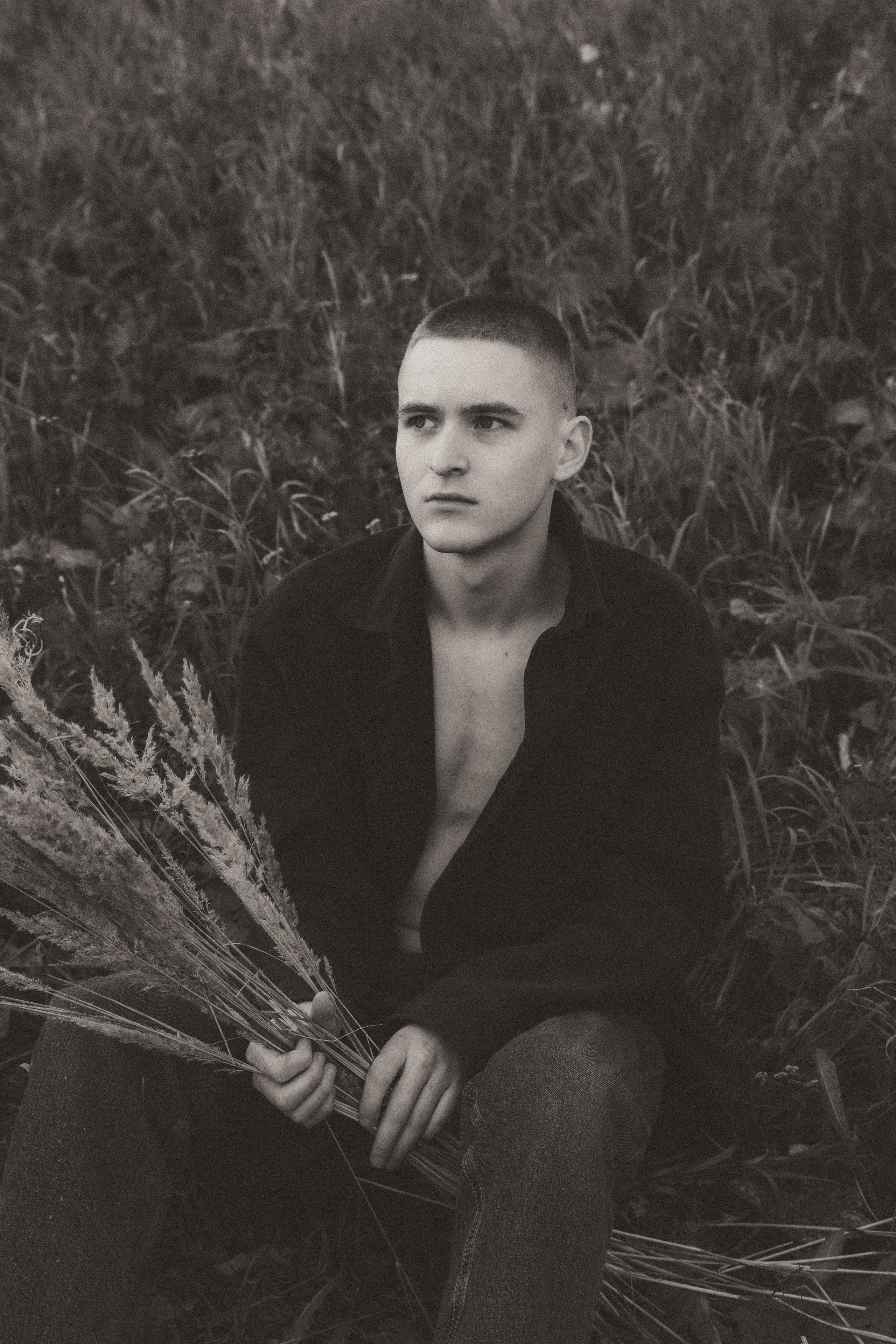 Никита в поле. Фотограф Настя Булочка Екатеринубрг