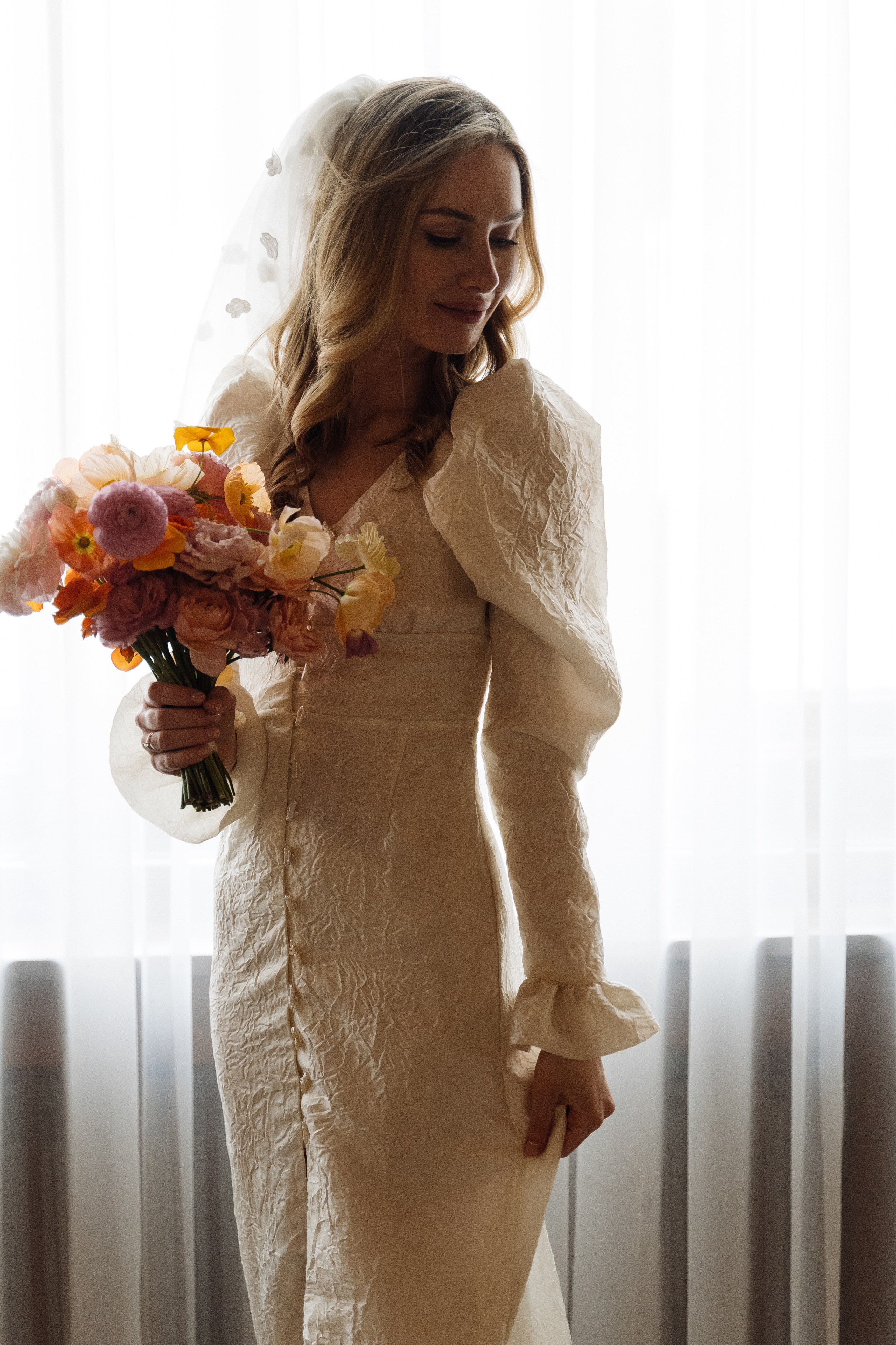 Камерная свадьба на фонтанке в сезонах. Свадебный фотограф организатор в Санкт-Петербурге Ассоль Опарина