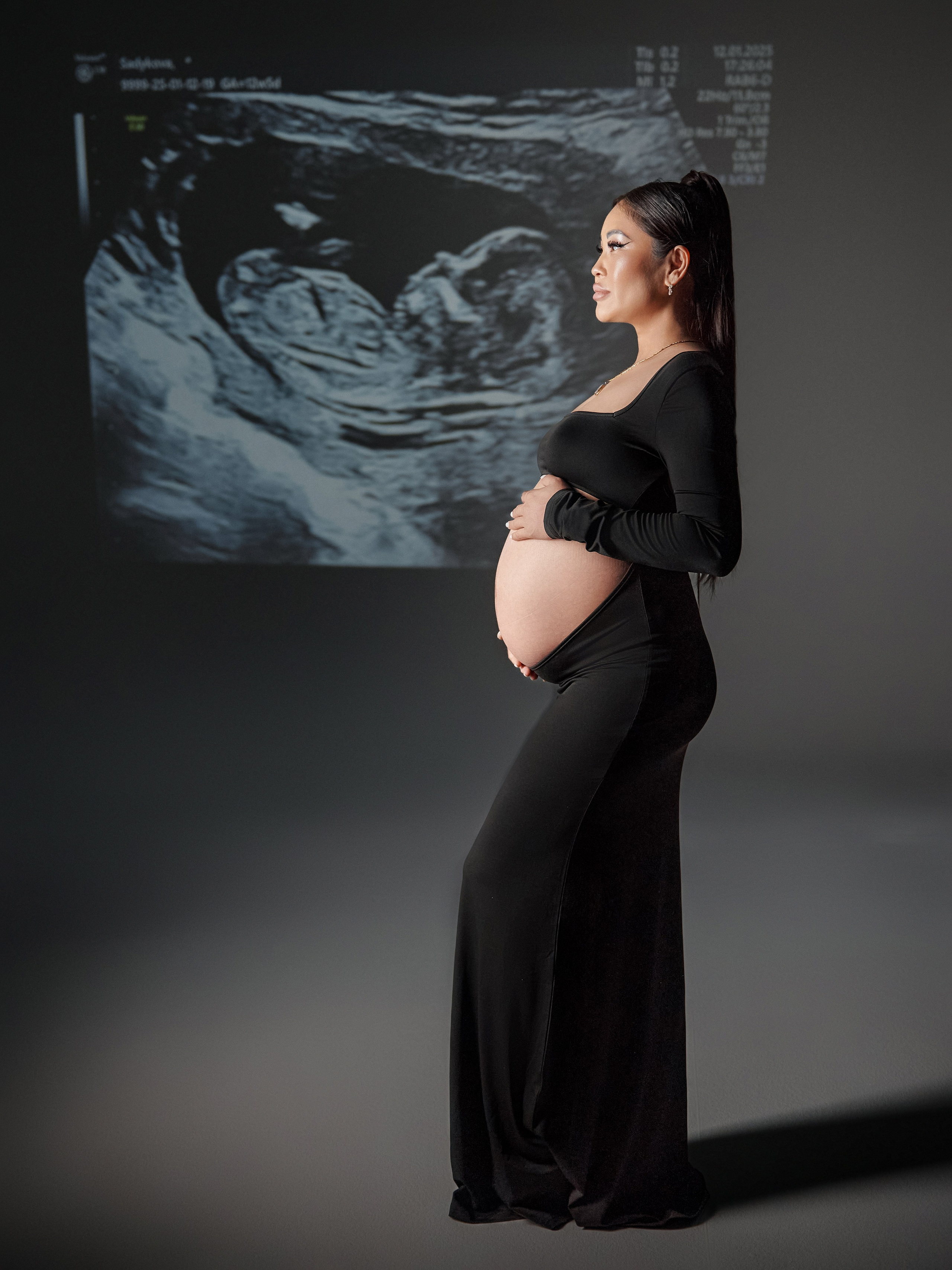 Премиальная беременная фотосессия в стиле Vogue — будущая мама в минимализме