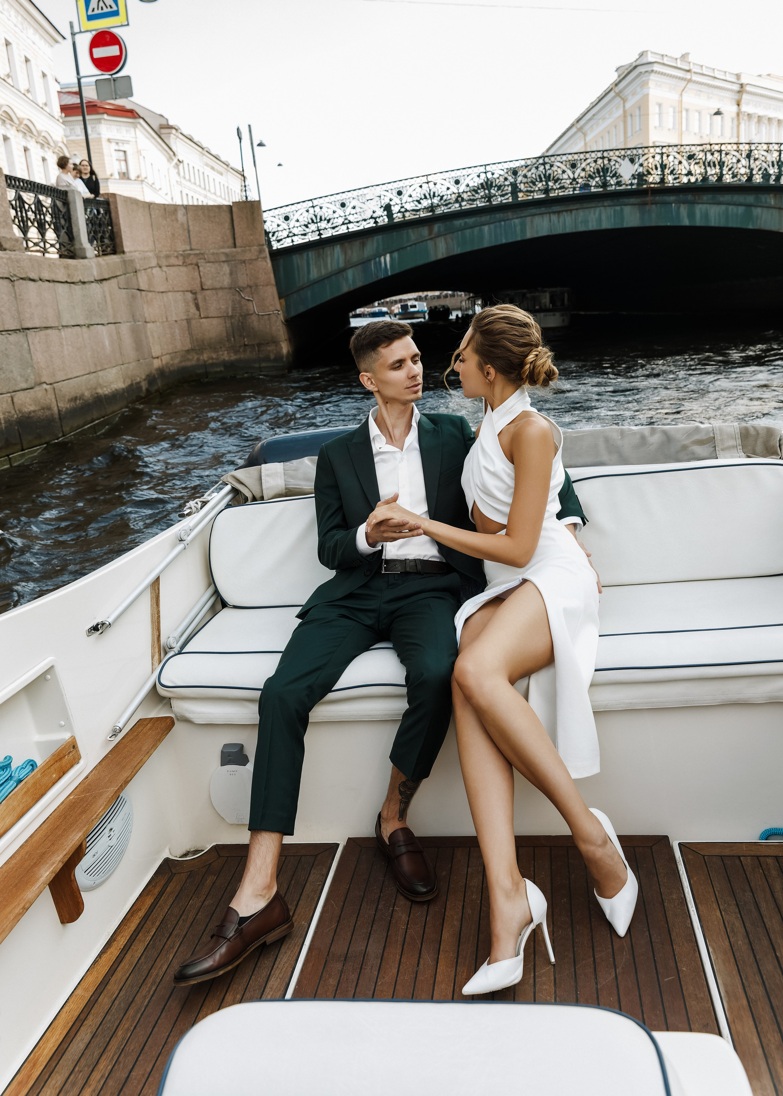 Оля и Андрей — свадебная фотосессия на катере. Свадебный и портретный фотограф в Санкт-Петербурге Анна Демьянова