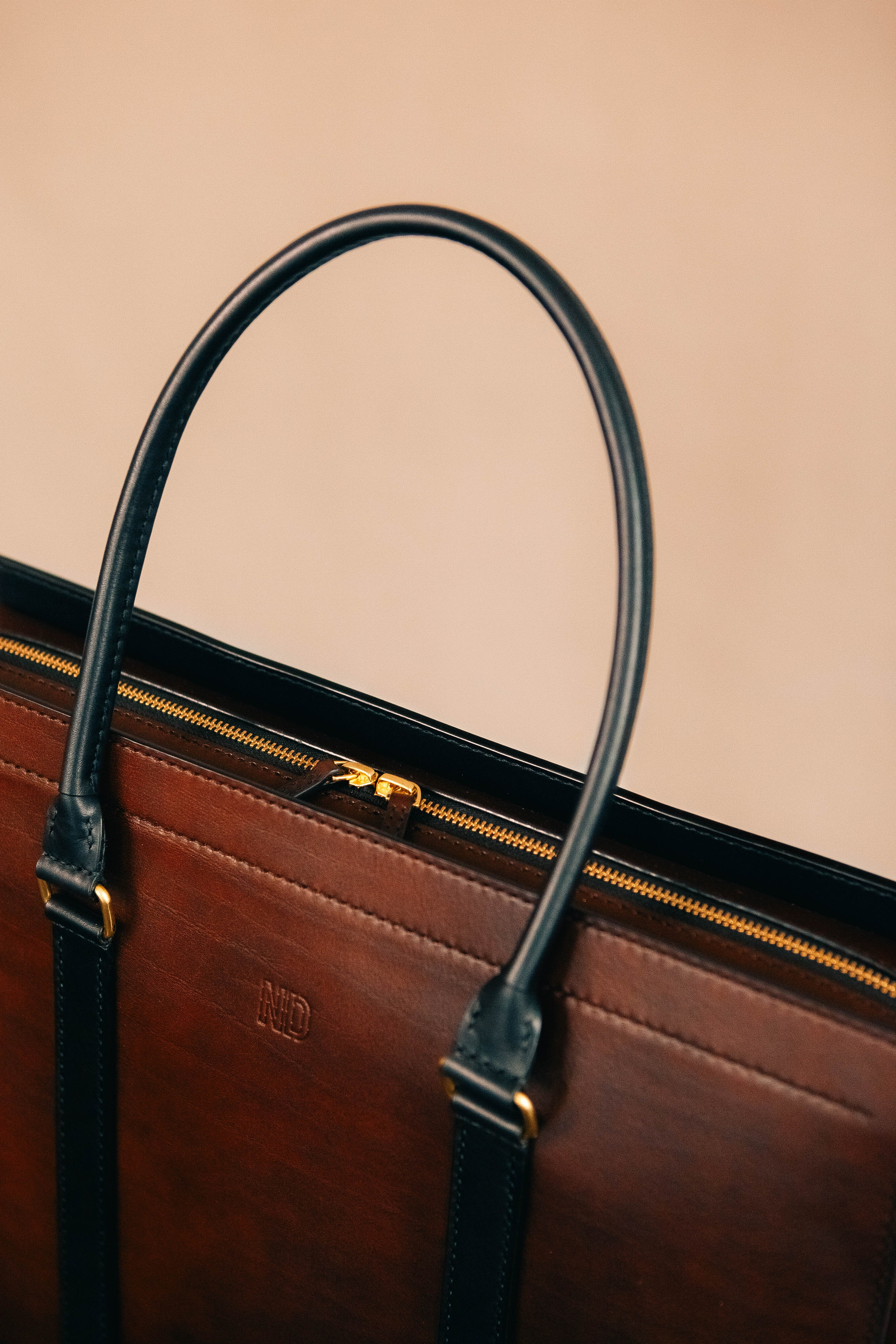 Анна Гречаная и изделие Дана Настаса 💼. Фотограф Ольга Крукле