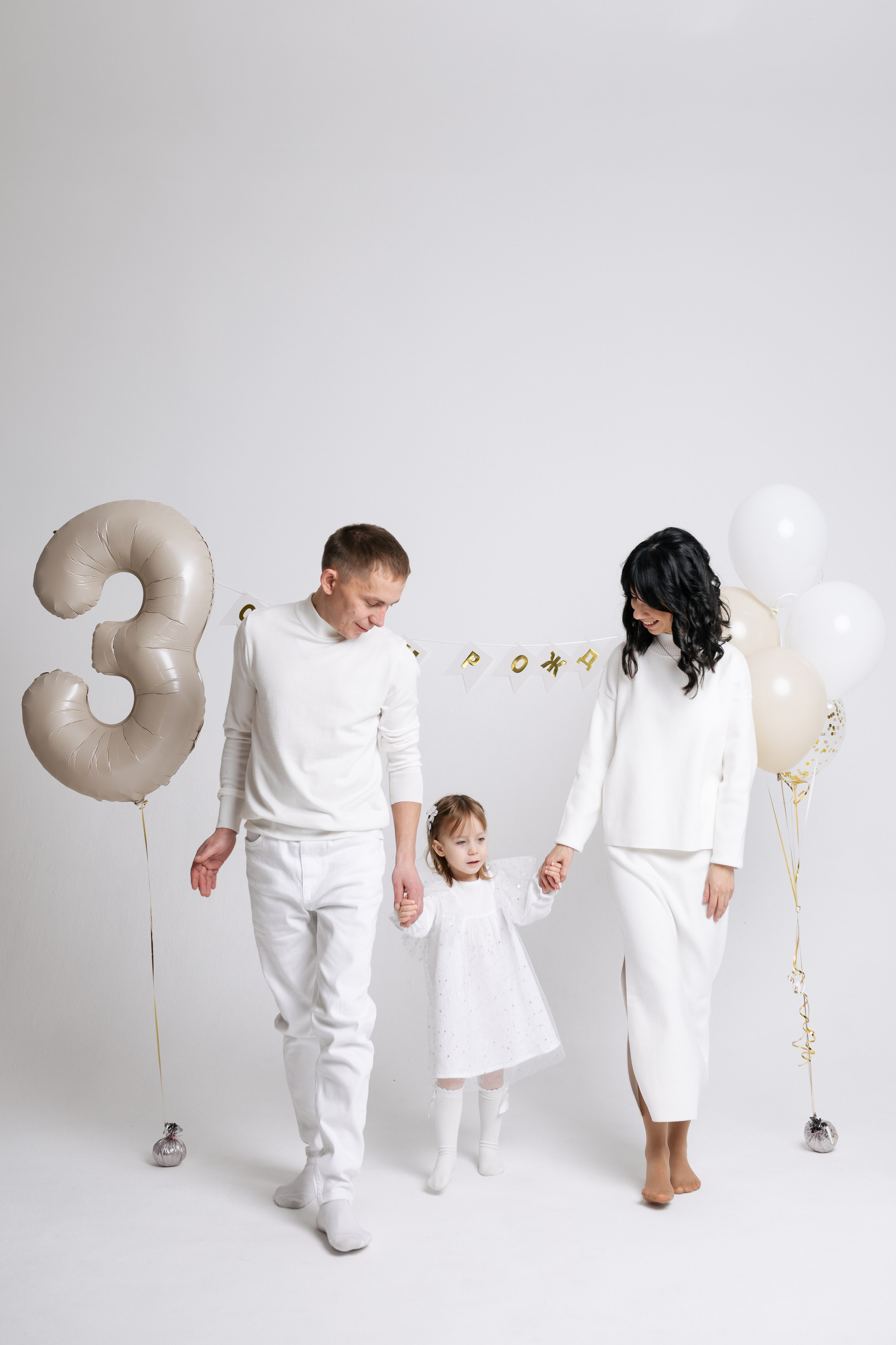 Маша, сколько тебе уже? Вот столько (3 года, показывая на пальцах)). Свадебный и женский фотограф в Санкт-Петербурге Муртеева Екатерина