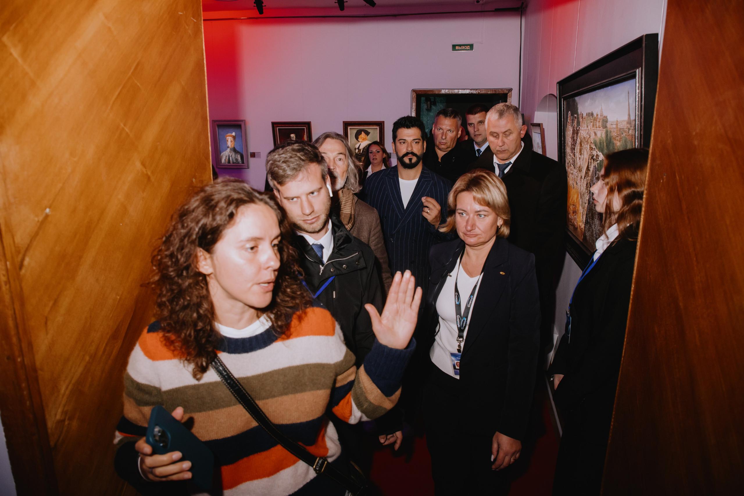 Бурак Озчивит посетил выставку Никаса Сафронова. Фотограф в Москве и Санкт-Петербурге Дарина