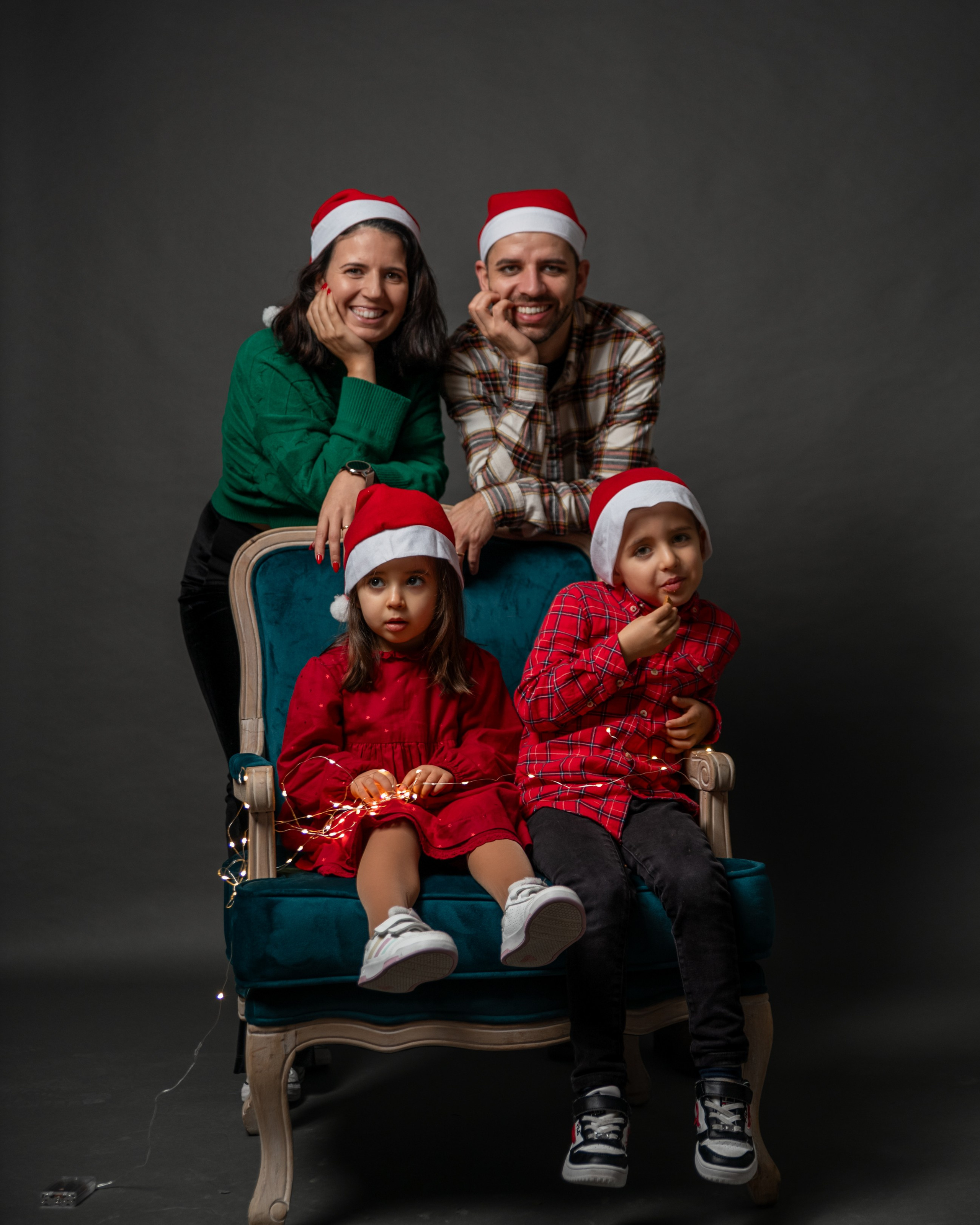 CATIA AND HER FAMILY. Anastasiia Antoniuk portrait, family and couple photographer, Portugal