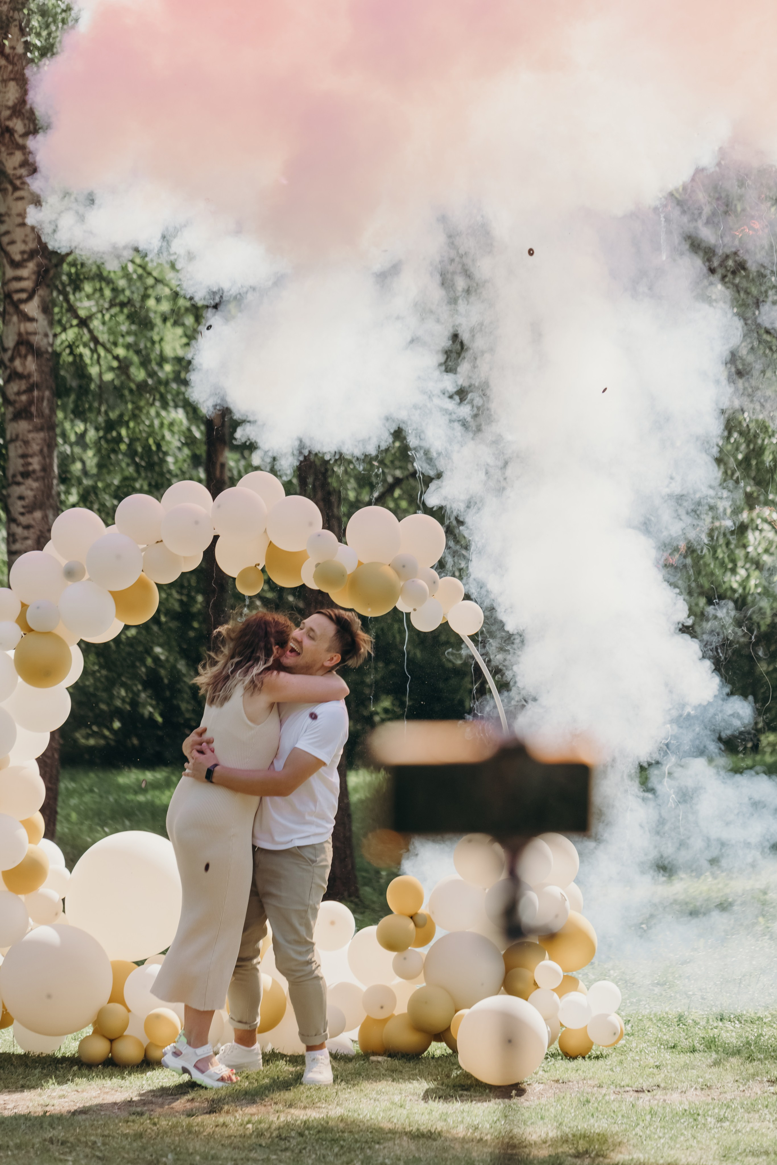 Счастливые будущие родители на гендер-пати