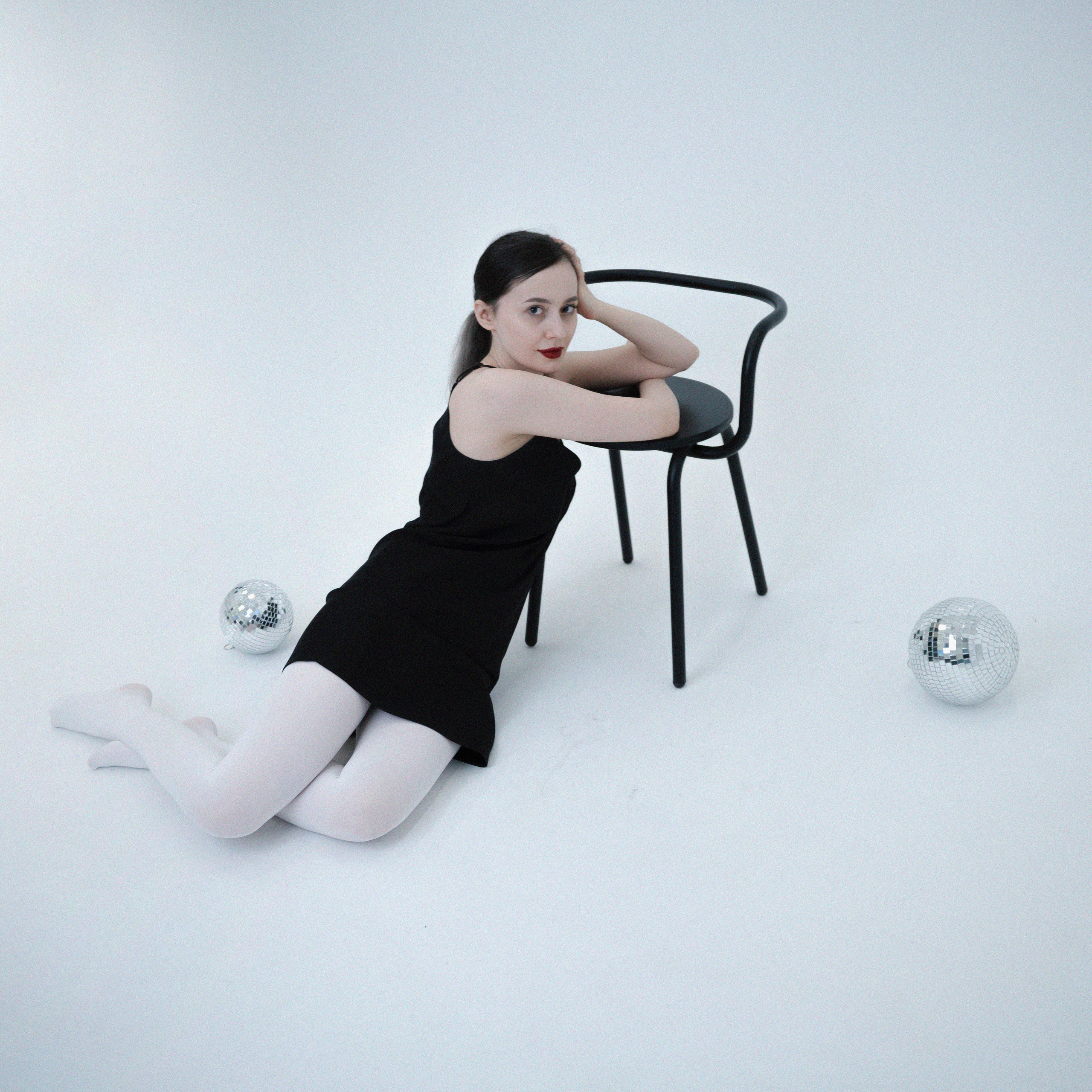 ДЕВОЧКА НА ШАРЕ. Главная